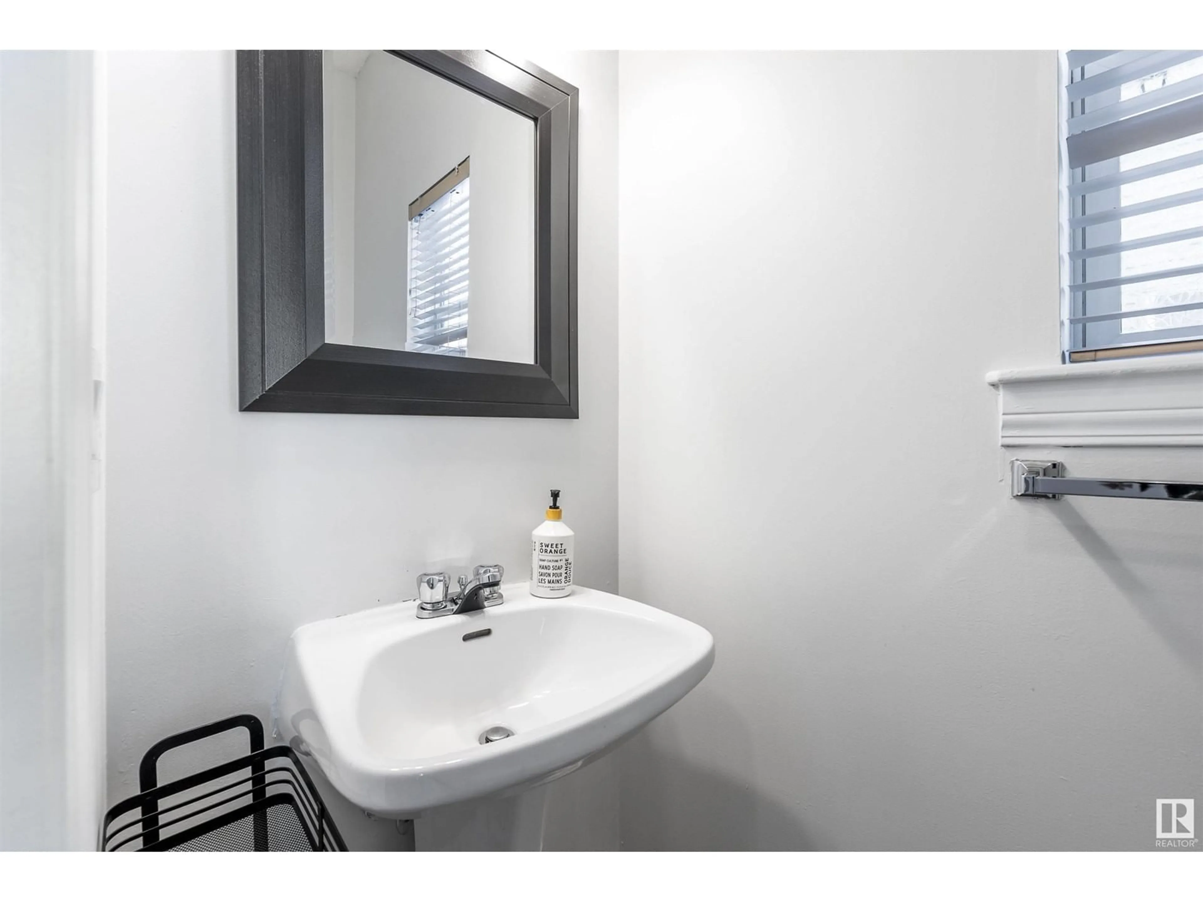 Standard bathroom, ceramic/tile floor for #58 30 LEVASSEUR RD, St. Albert Alberta T8N7A6