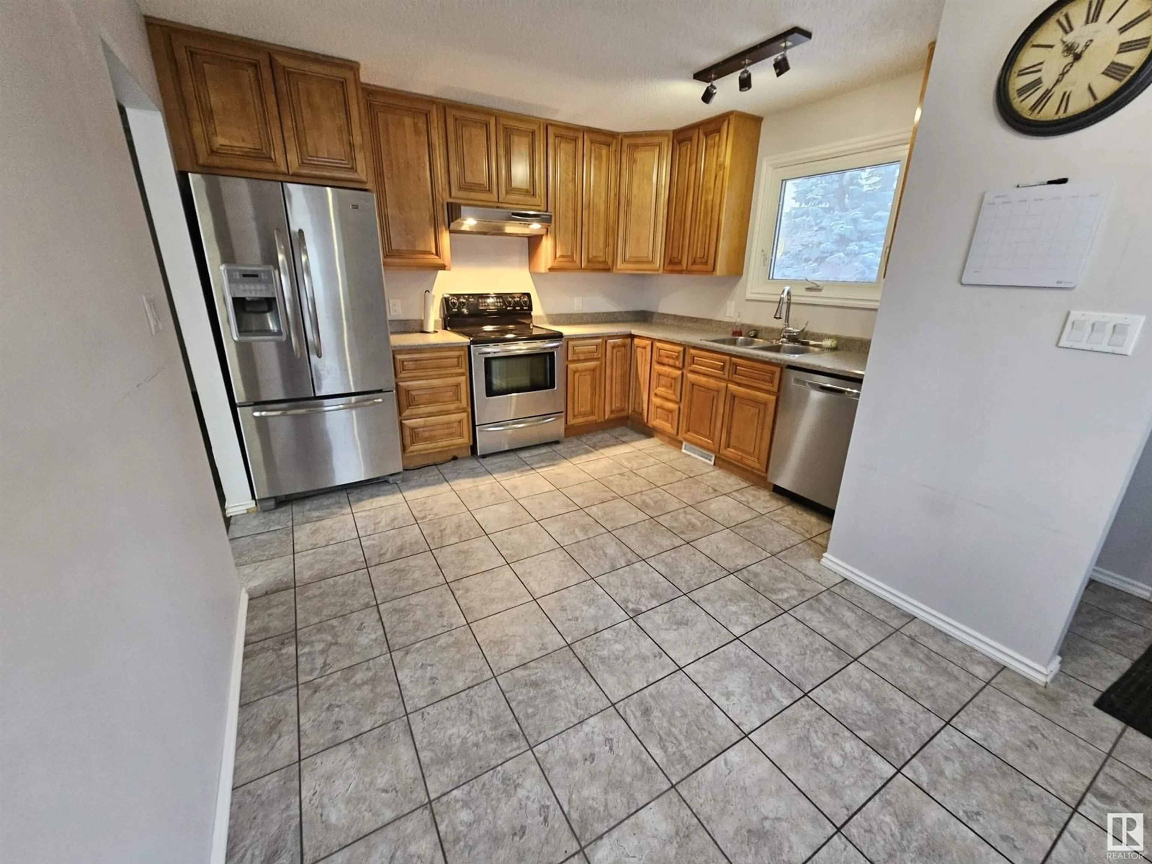 Standard kitchen, ceramic/tile floor for 5112 37 AV NW, Edmonton Alberta T6L1C8