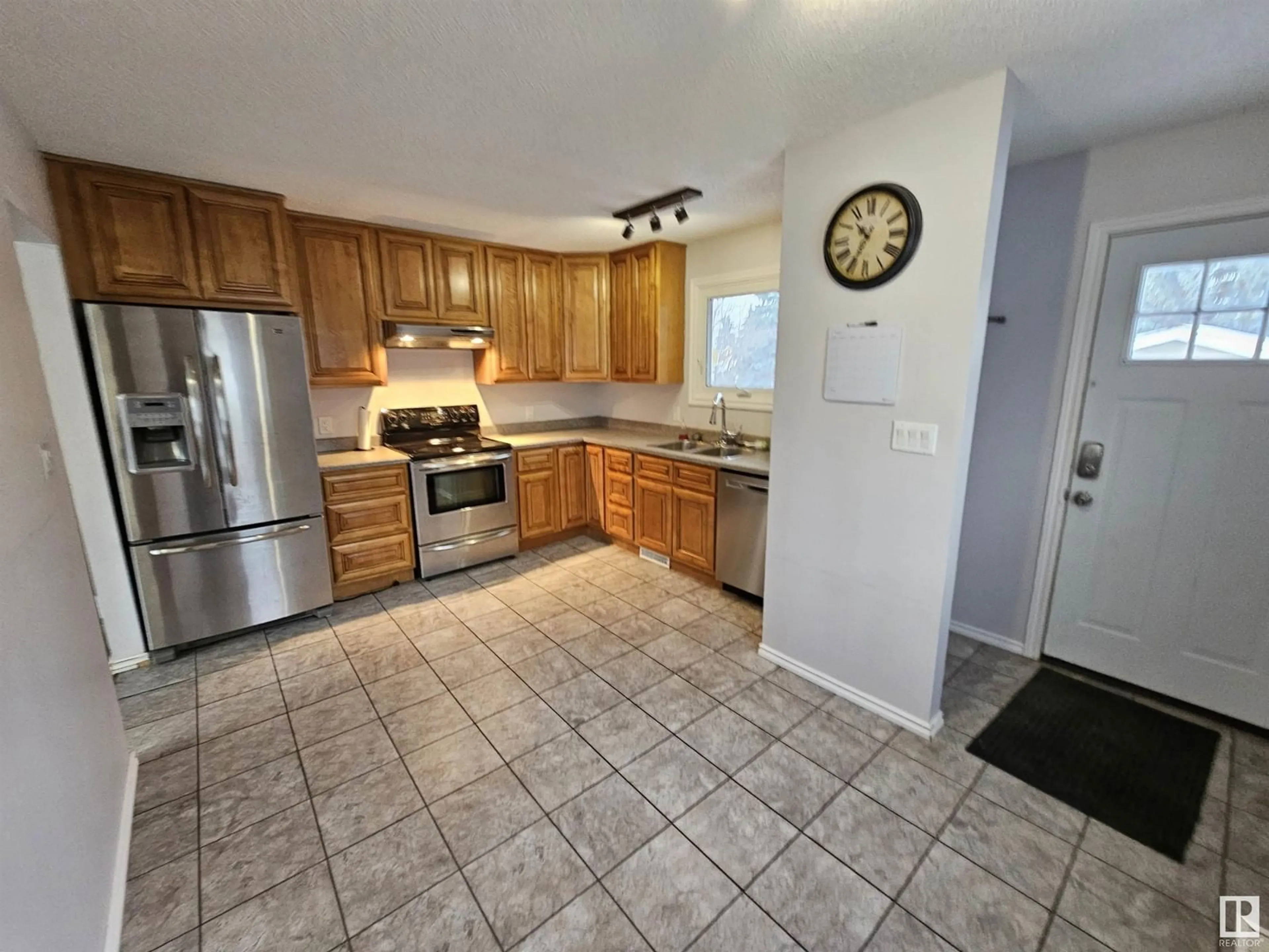 Standard kitchen, ceramic/tile floor for 5112 37 AV NW, Edmonton Alberta T6L1C8