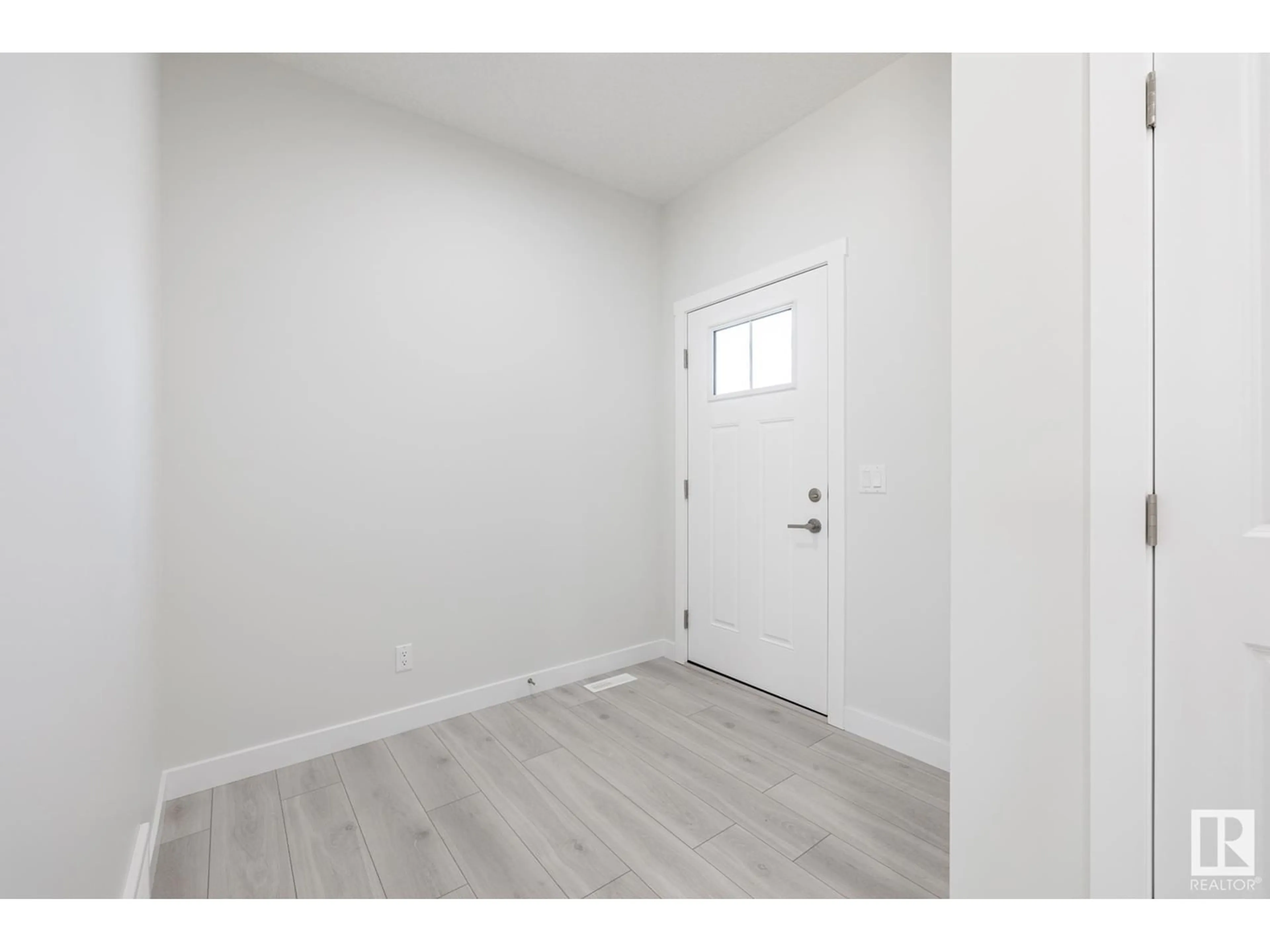 Indoor entryway for 4103 208 ST NW, Edmonton Alberta T6M3B5