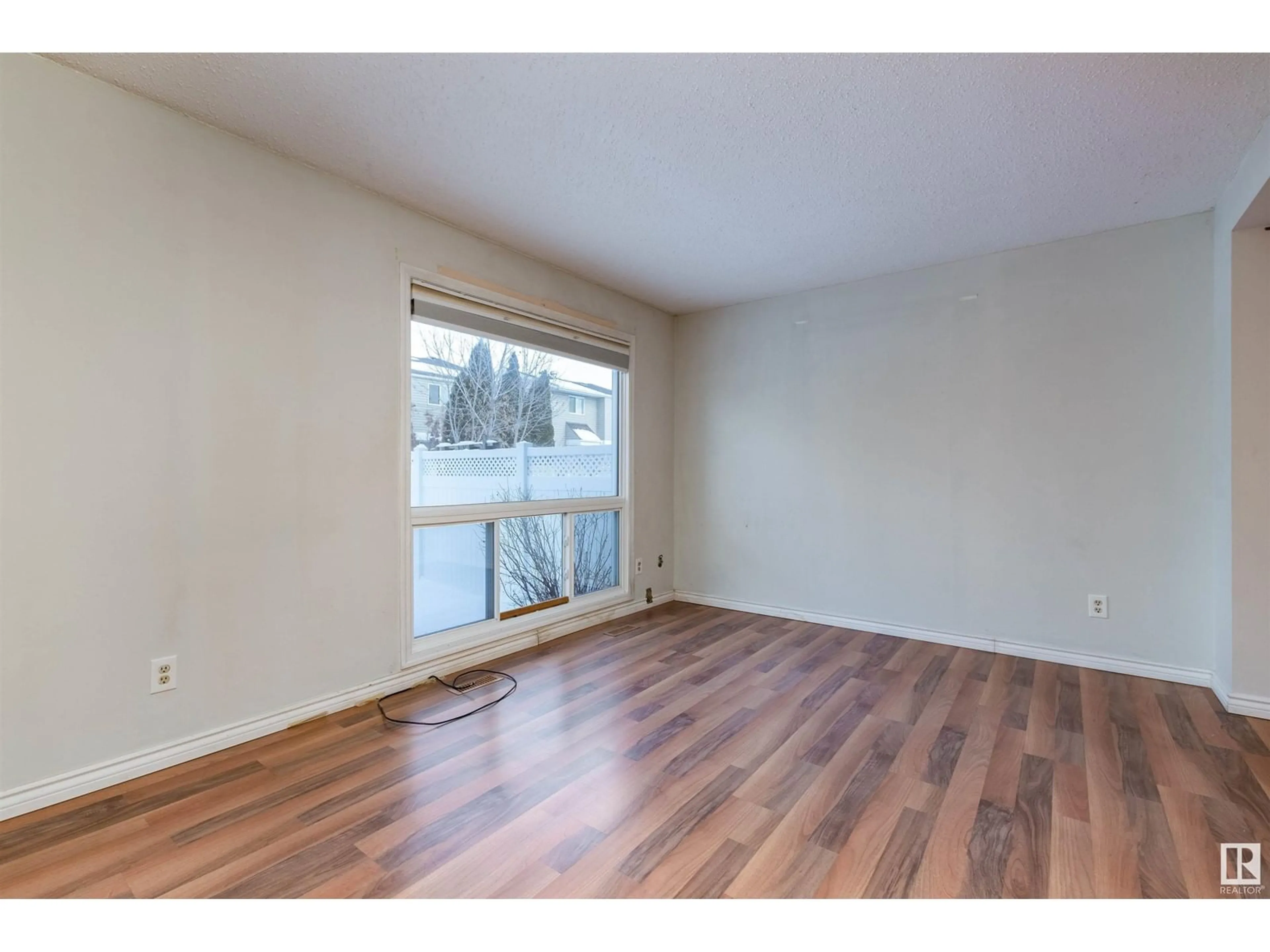 A pic of a room for 15105 54 ST NW, Edmonton Alberta T6H4Z1