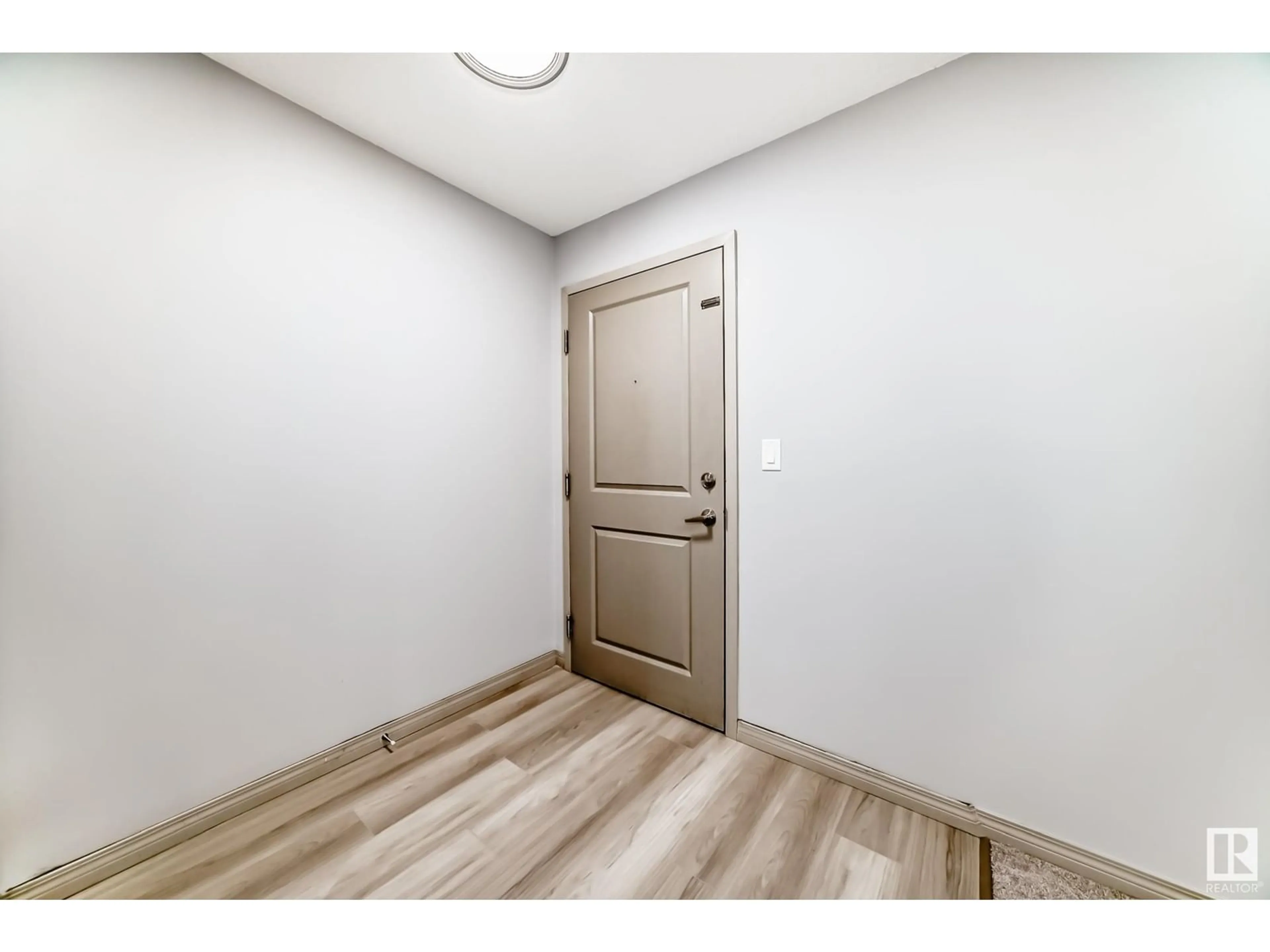 Indoor entryway for #301 11453 ELLERSLIE RD SW, Edmonton Alberta T6W1T3