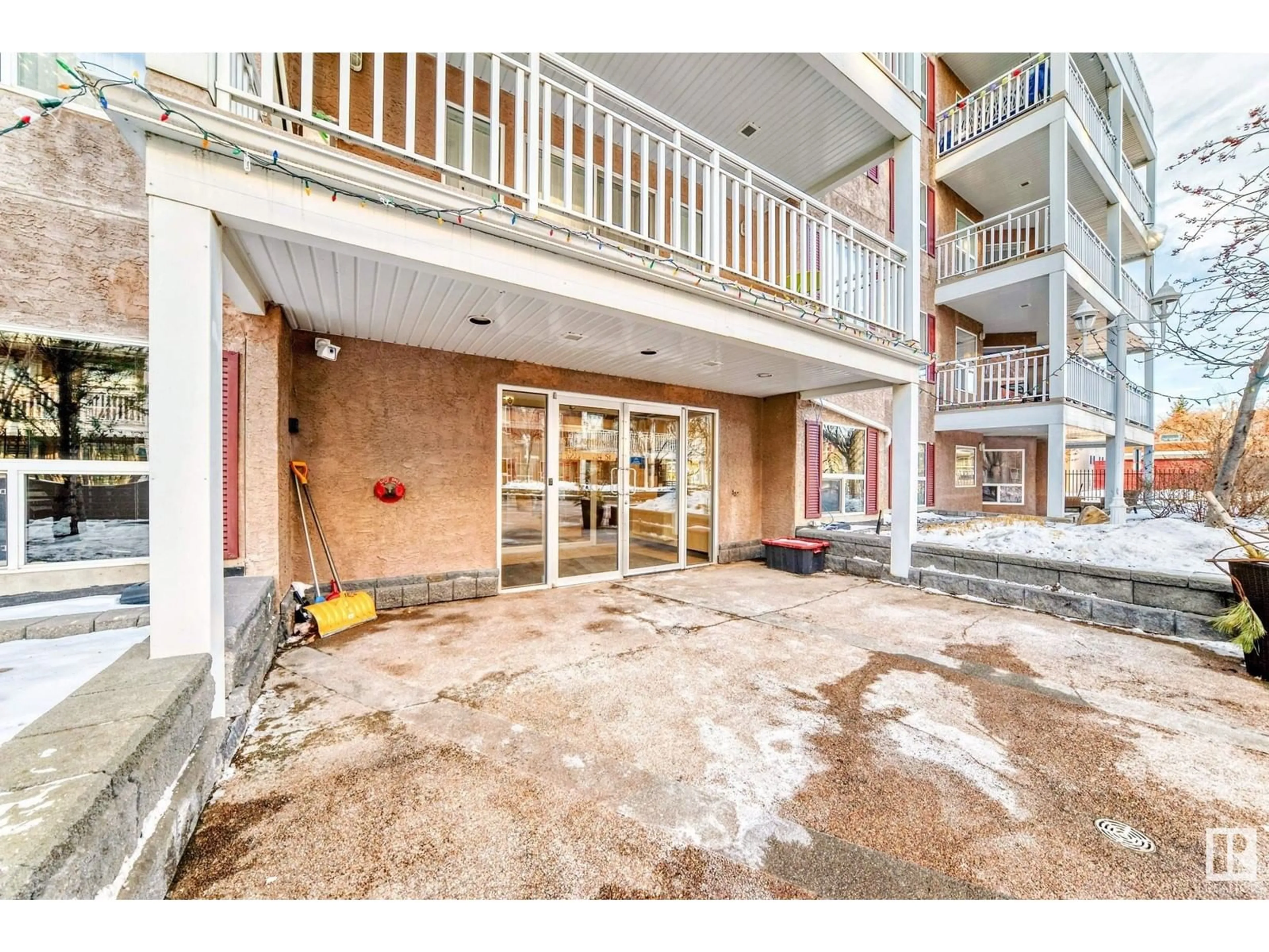 Indoor foyer for #101 10933 124 ST NW, Edmonton Alberta T5M4E1