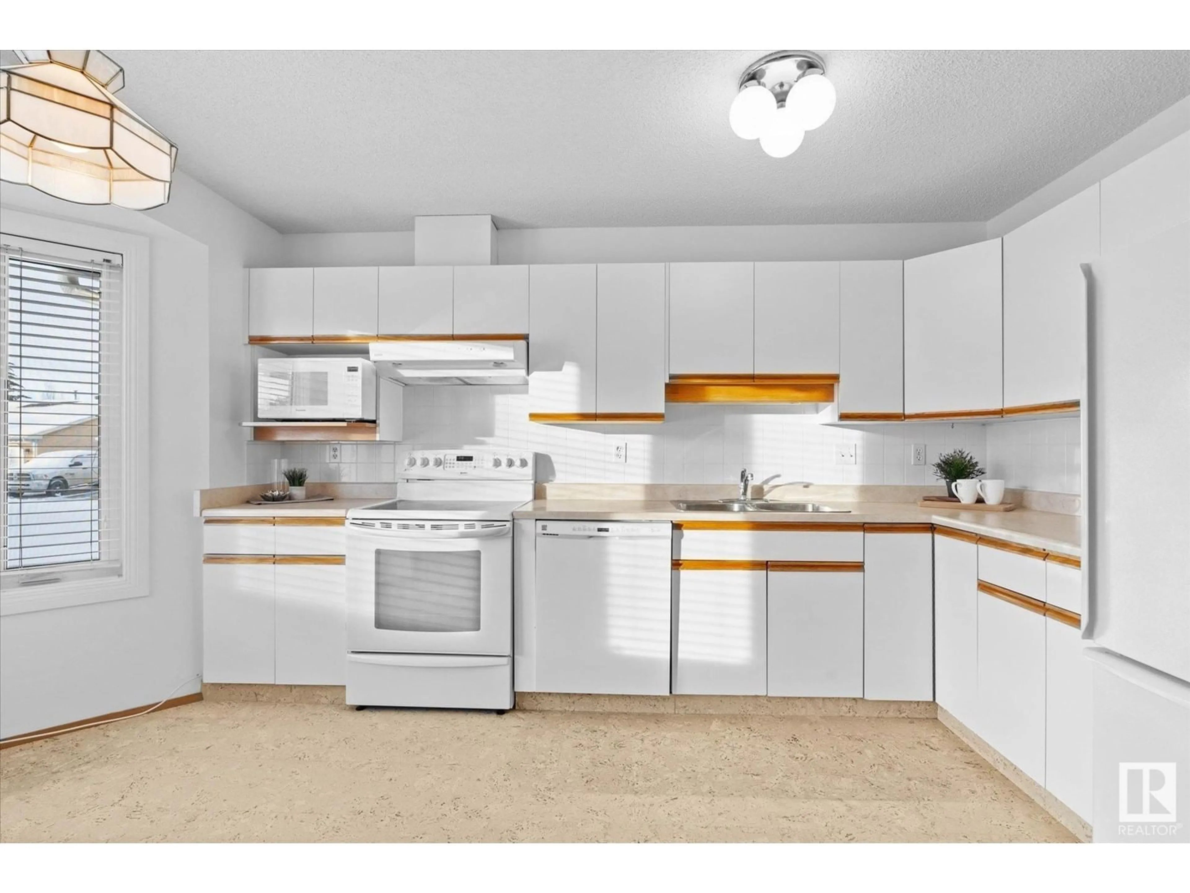 Standard kitchen, unknown for 5941 189 ST NW, Edmonton Alberta T6M2J2