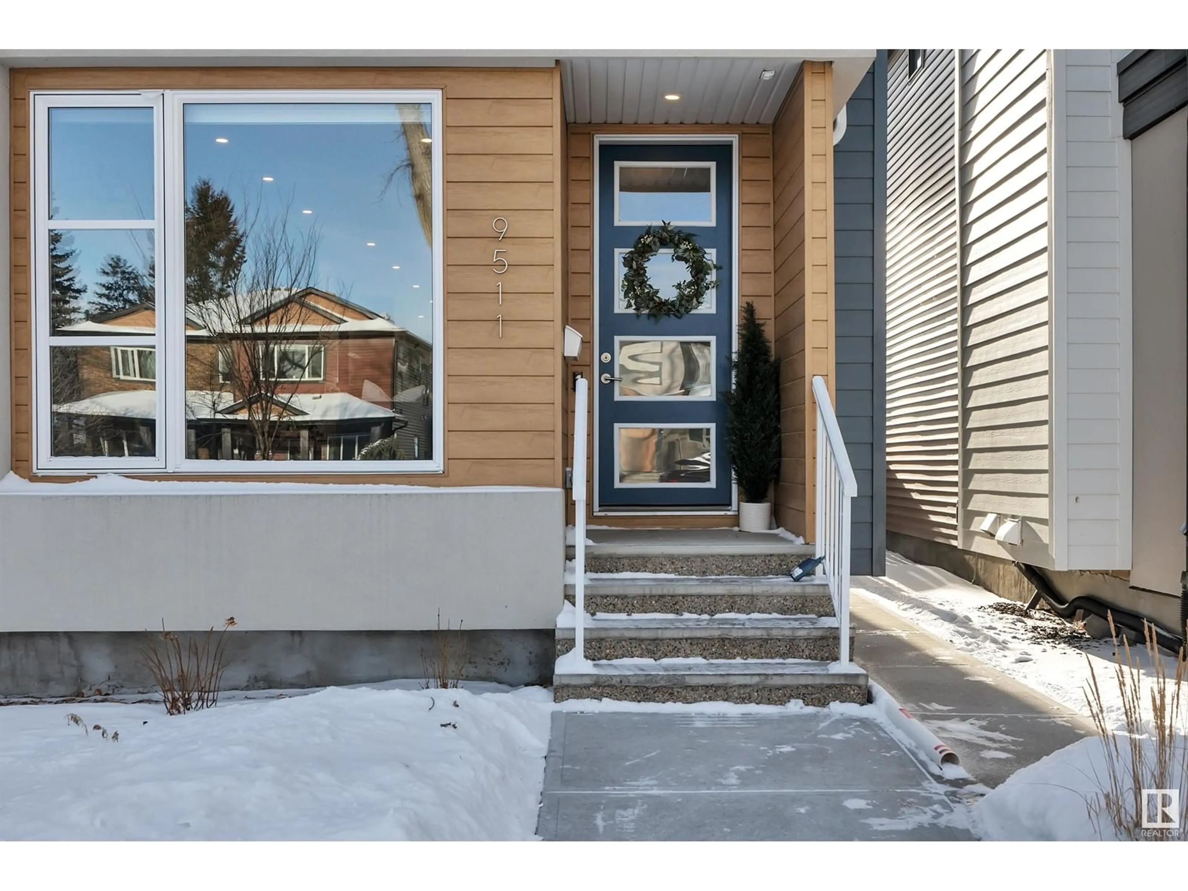 Indoor entryway for 9511 70 AV NW, Edmonton Alberta T6E0T9