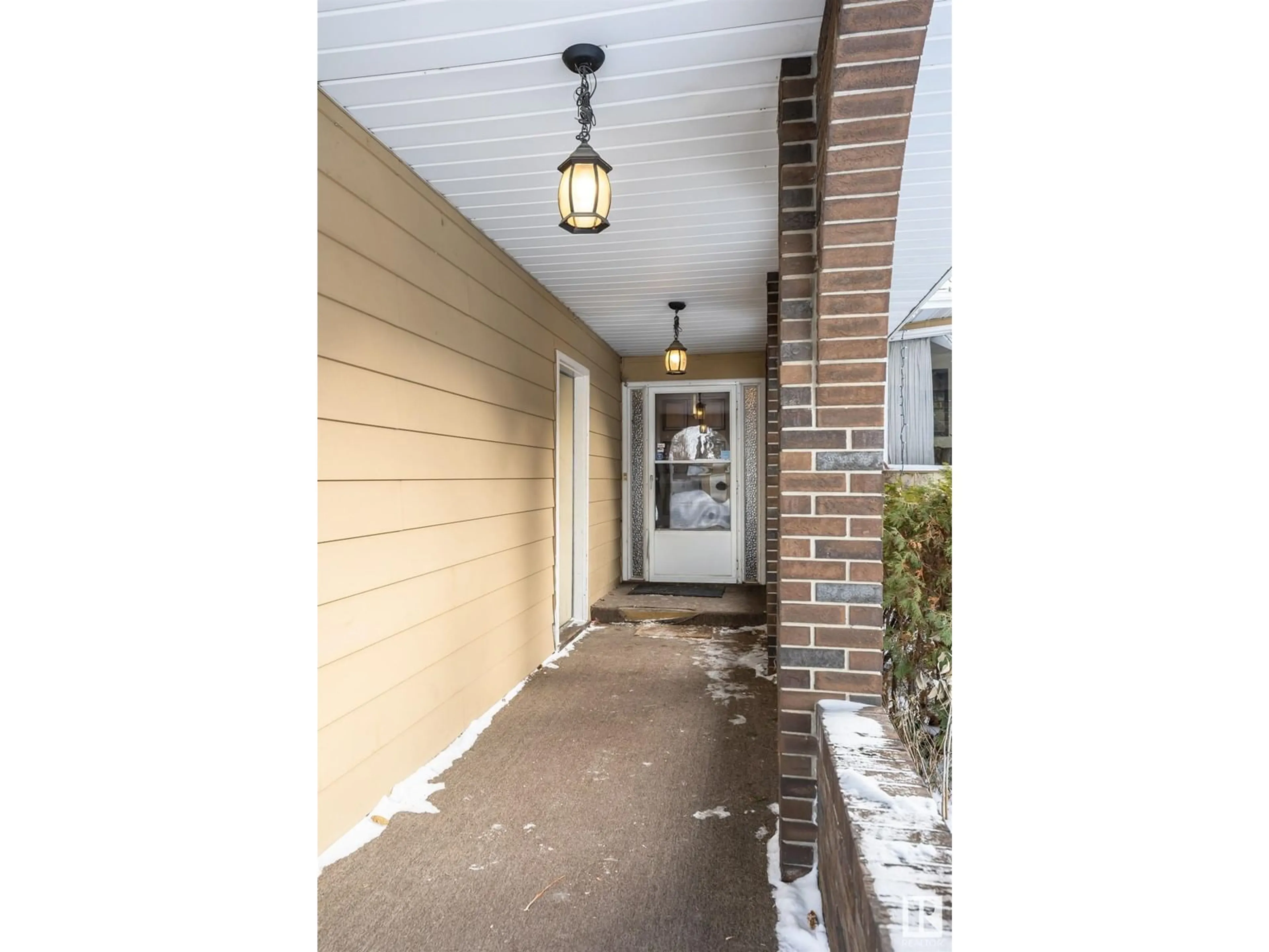 Indoor entryway for 3110 115 ST NW, Edmonton Alberta T6J3H8