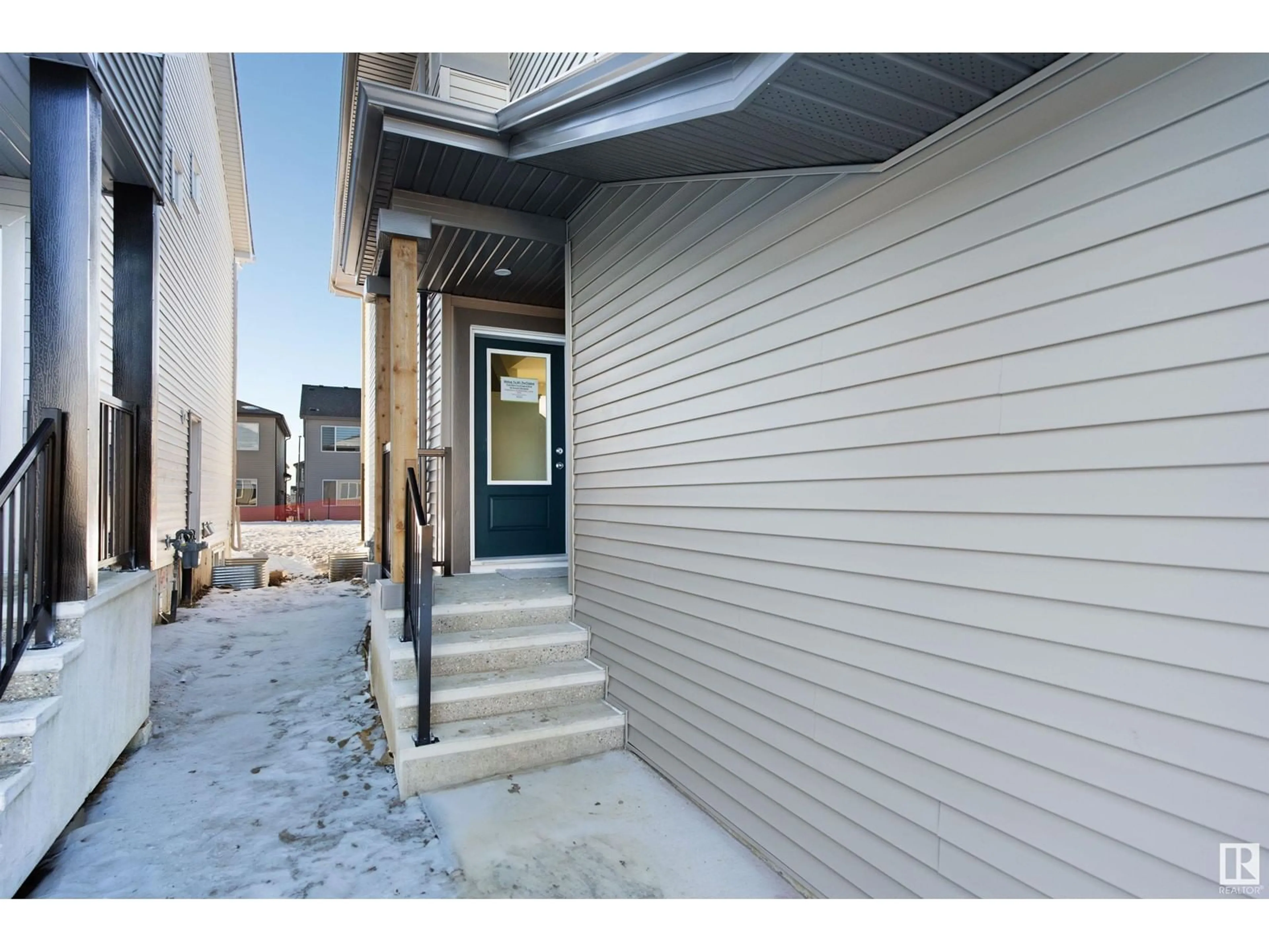 Indoor entryway for 410 28 ST SW, Edmonton Alberta T6X3E8