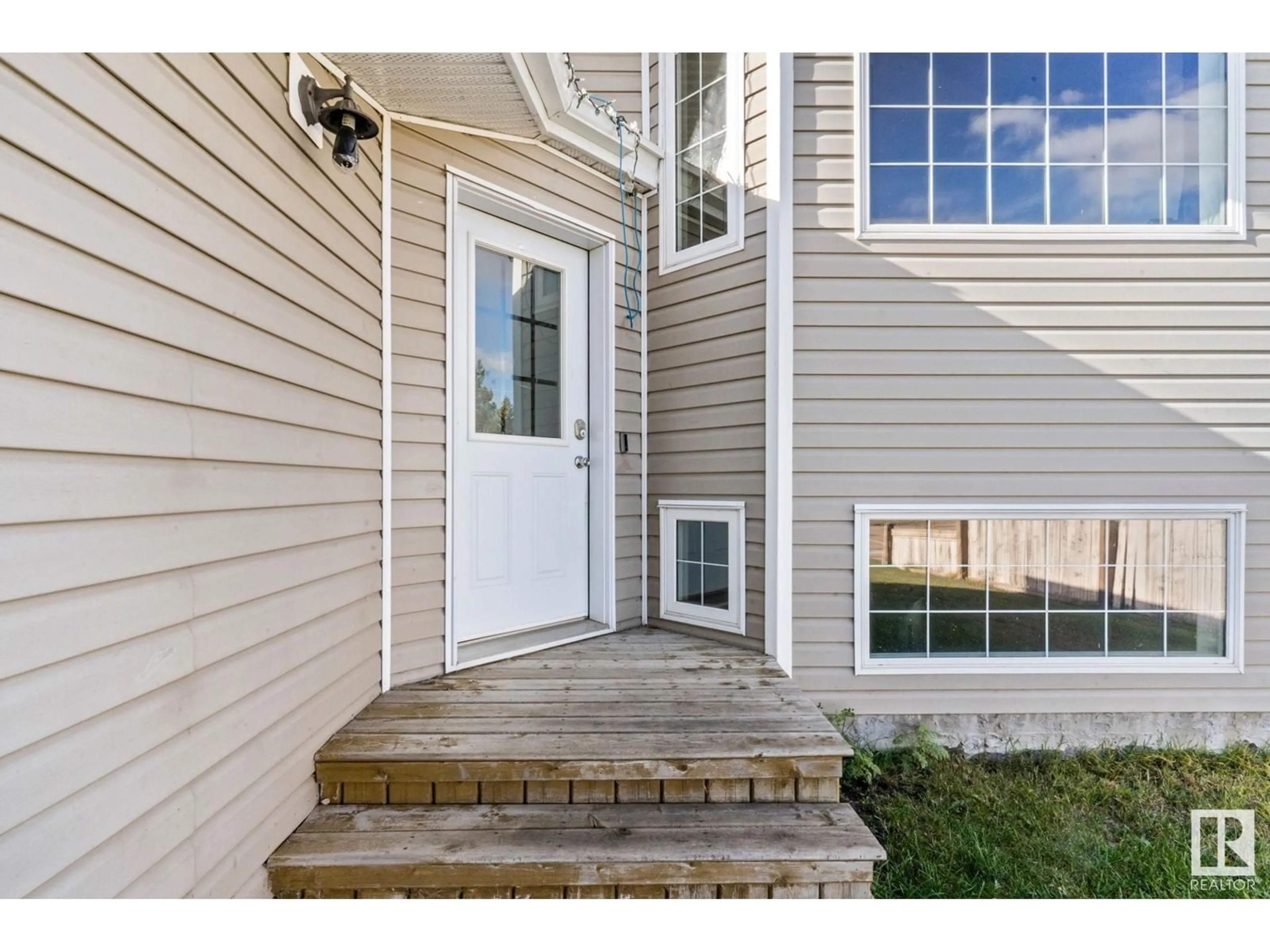 Indoor entryway for 2 BEAVERHILL CR, Tofield Alberta T0B4J0