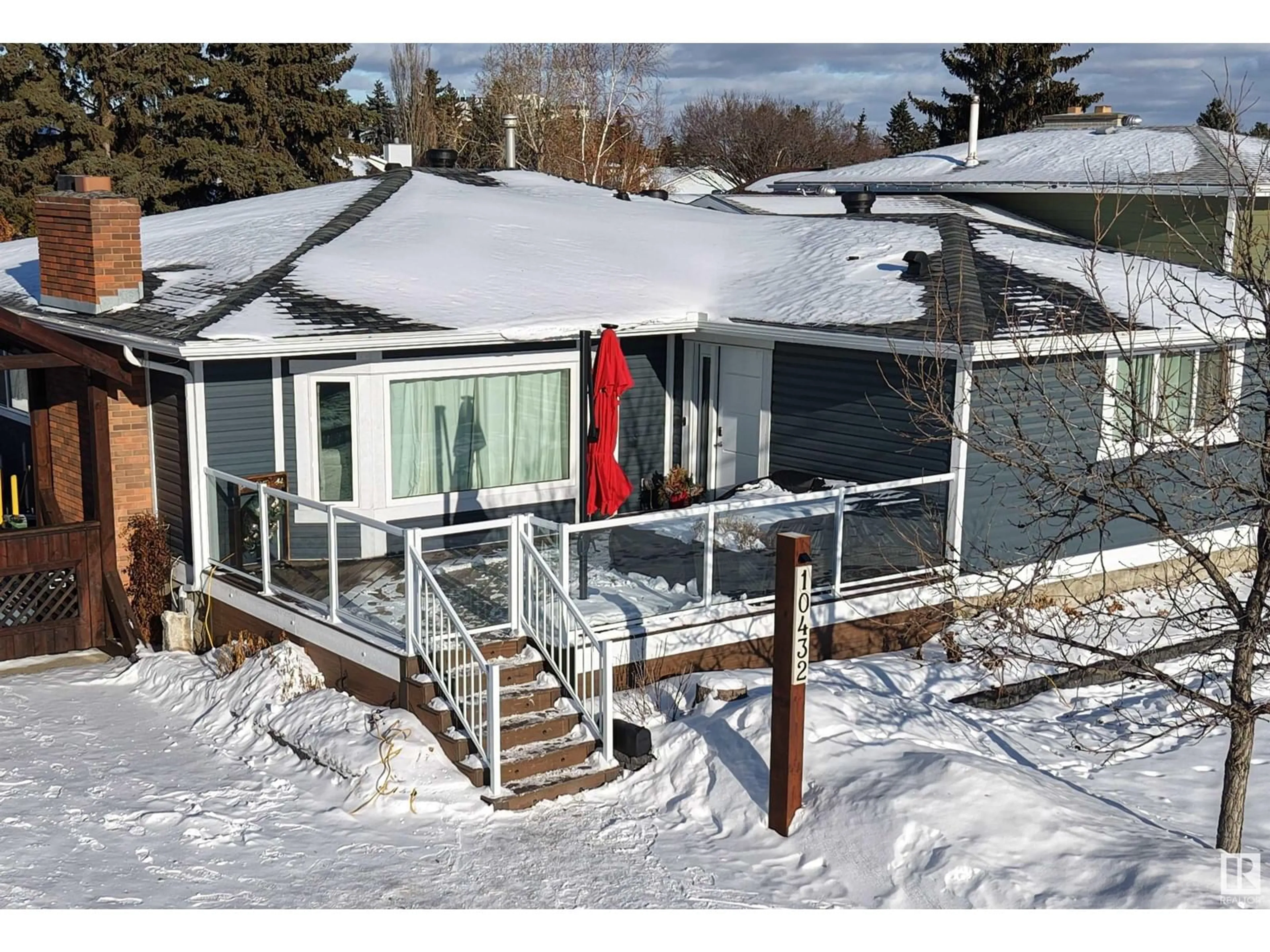 A pic from outside/outdoor area/front of a property/back of a property/a pic from drone, street for 10432 39A AV NW, Edmonton Alberta T6J2J6