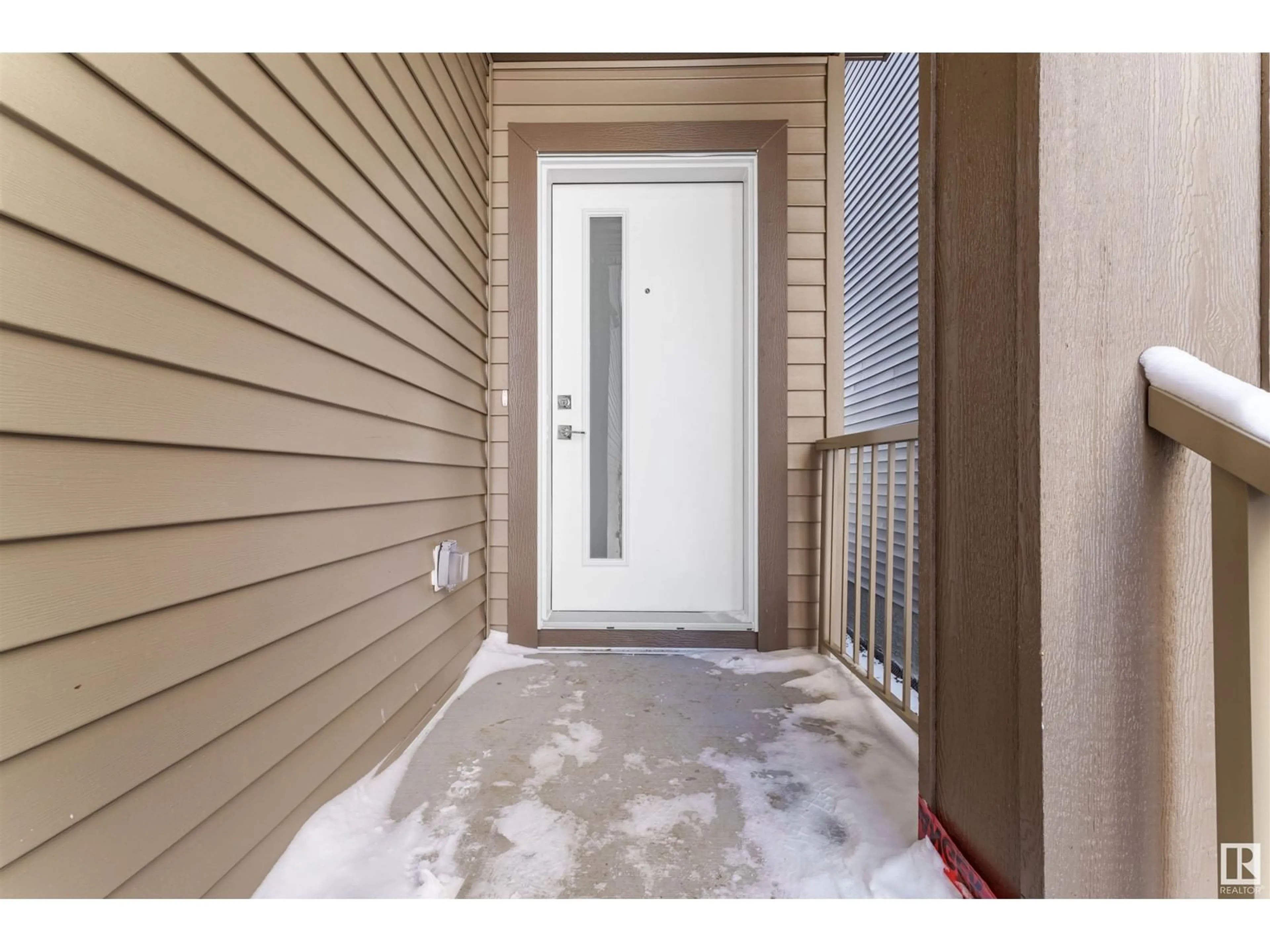 Indoor entryway for 1424 11 AV NW, Edmonton Alberta T6T2W4