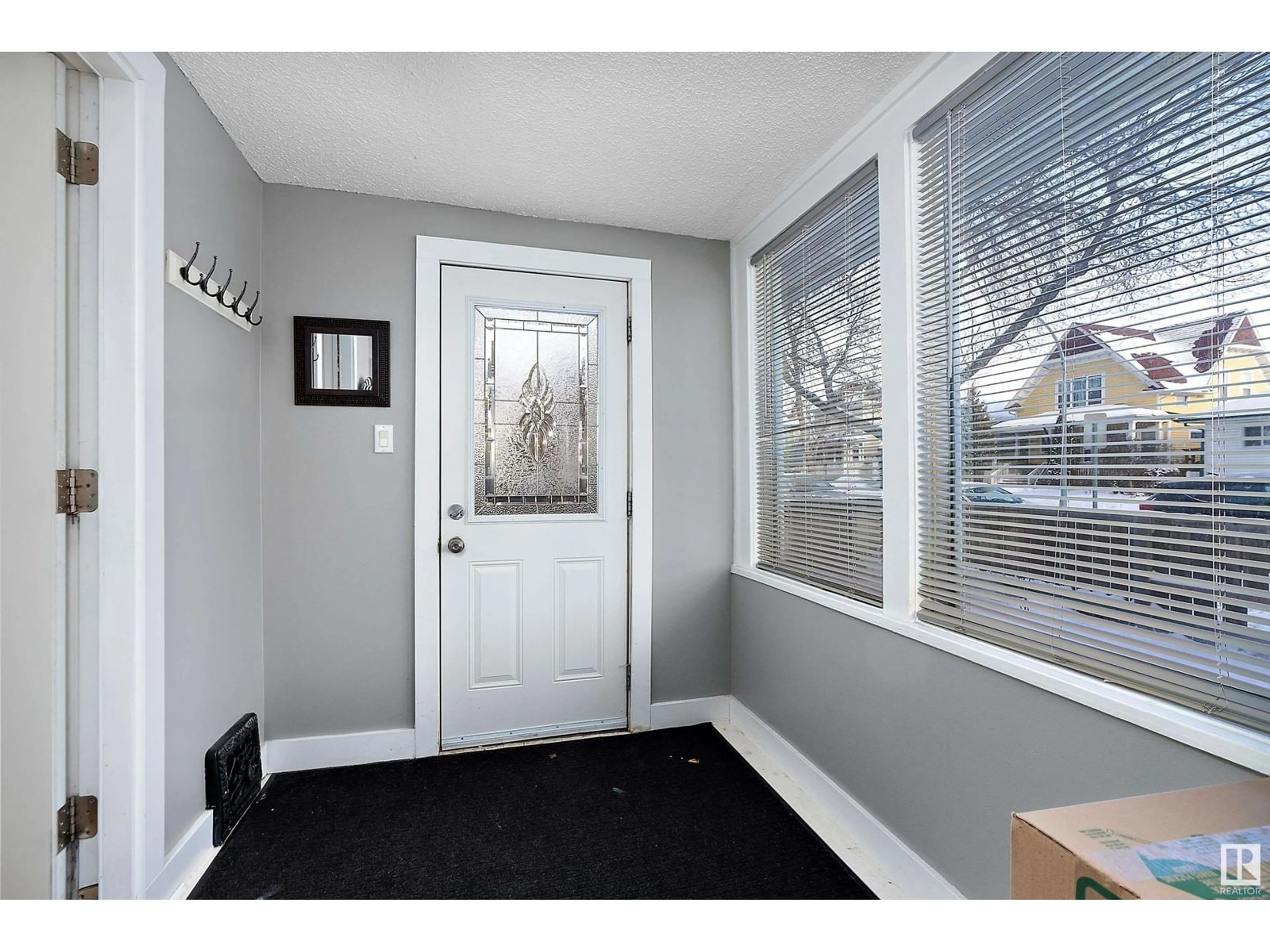 Indoor entryway for 11518 95A ST NW, Edmonton Alberta T5G1P5