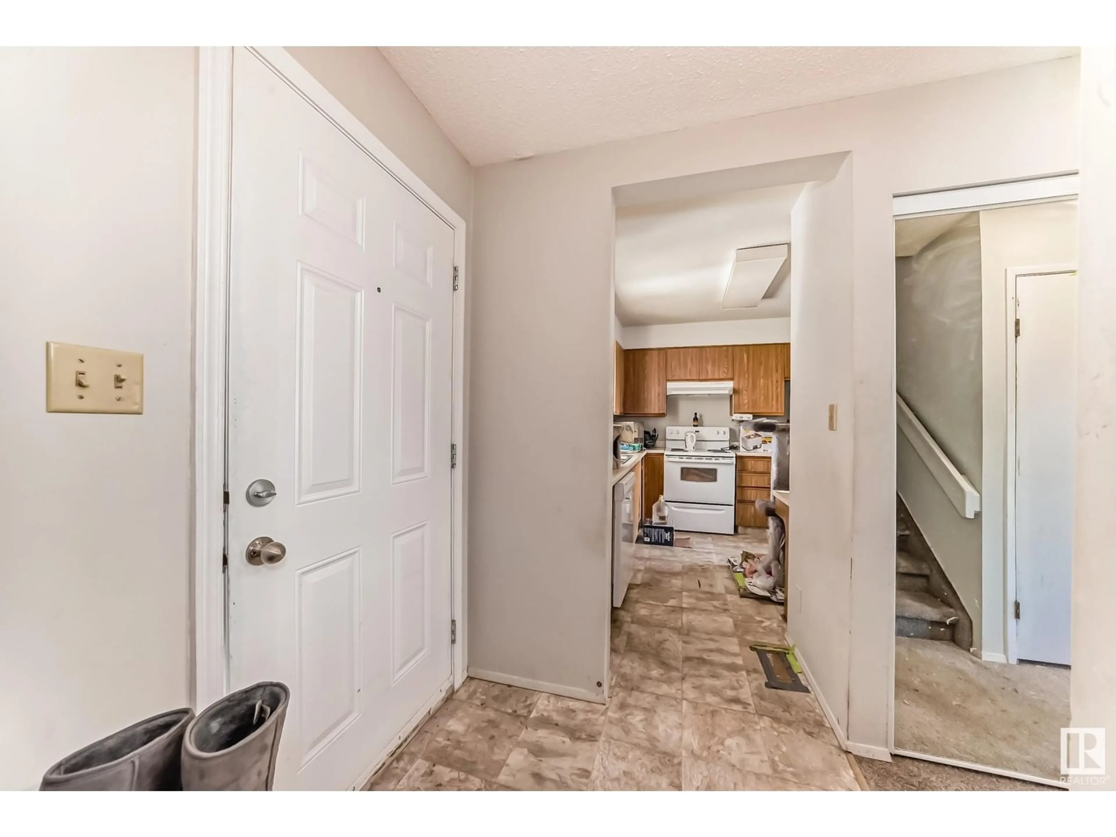 Indoor entryway for #55 1415 62 ST NW, Edmonton Alberta T6L4K1