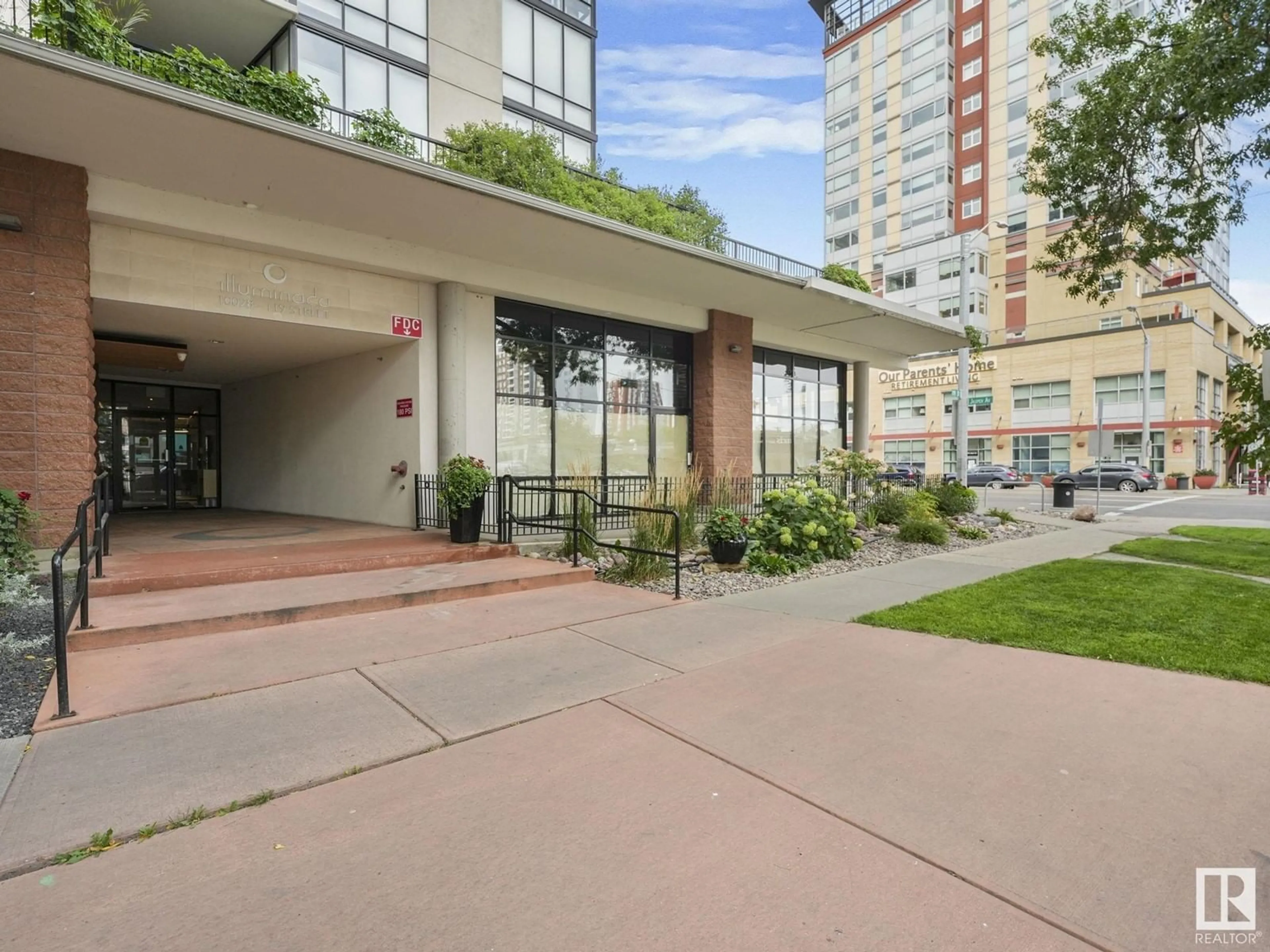 Indoor foyer for #301 10028 119 ST NW, Edmonton Alberta T5K1Y8