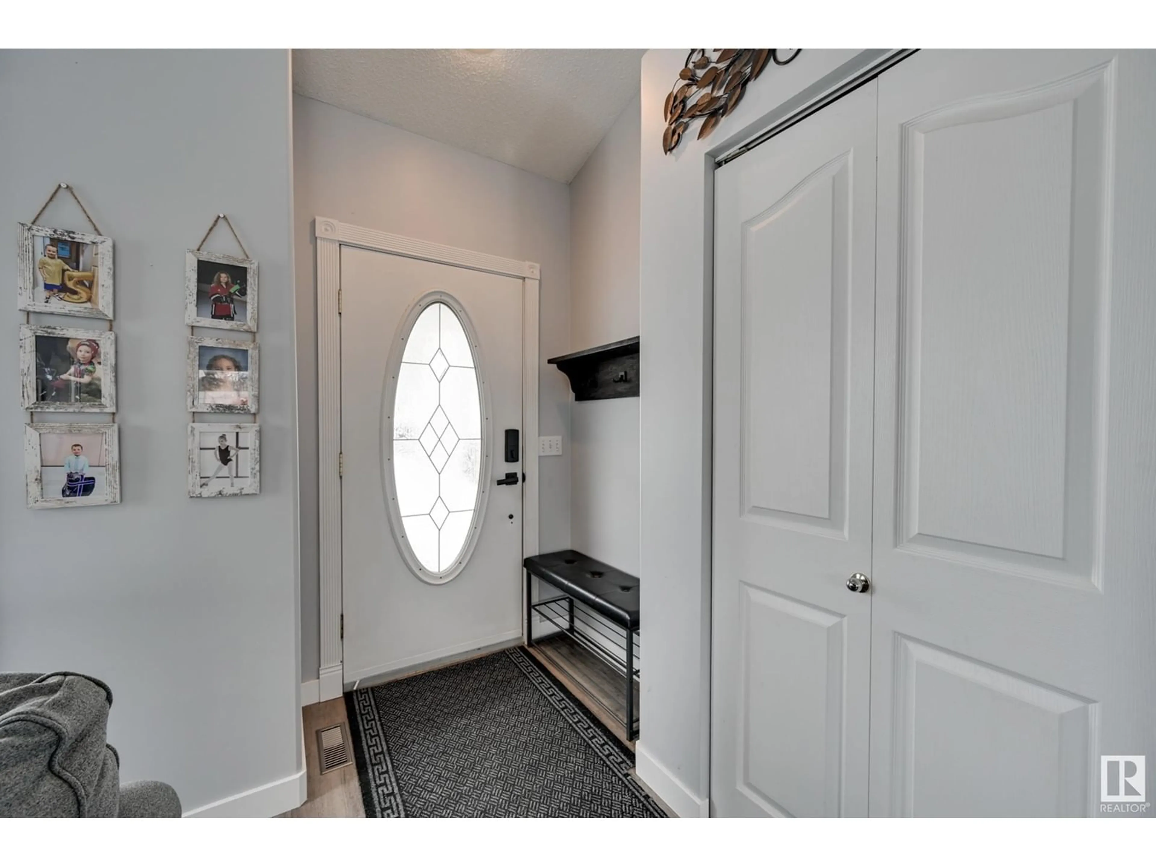 Indoor entryway for 1 RIVERPARK RD, Fort Saskatchewan Alberta T8L4K5