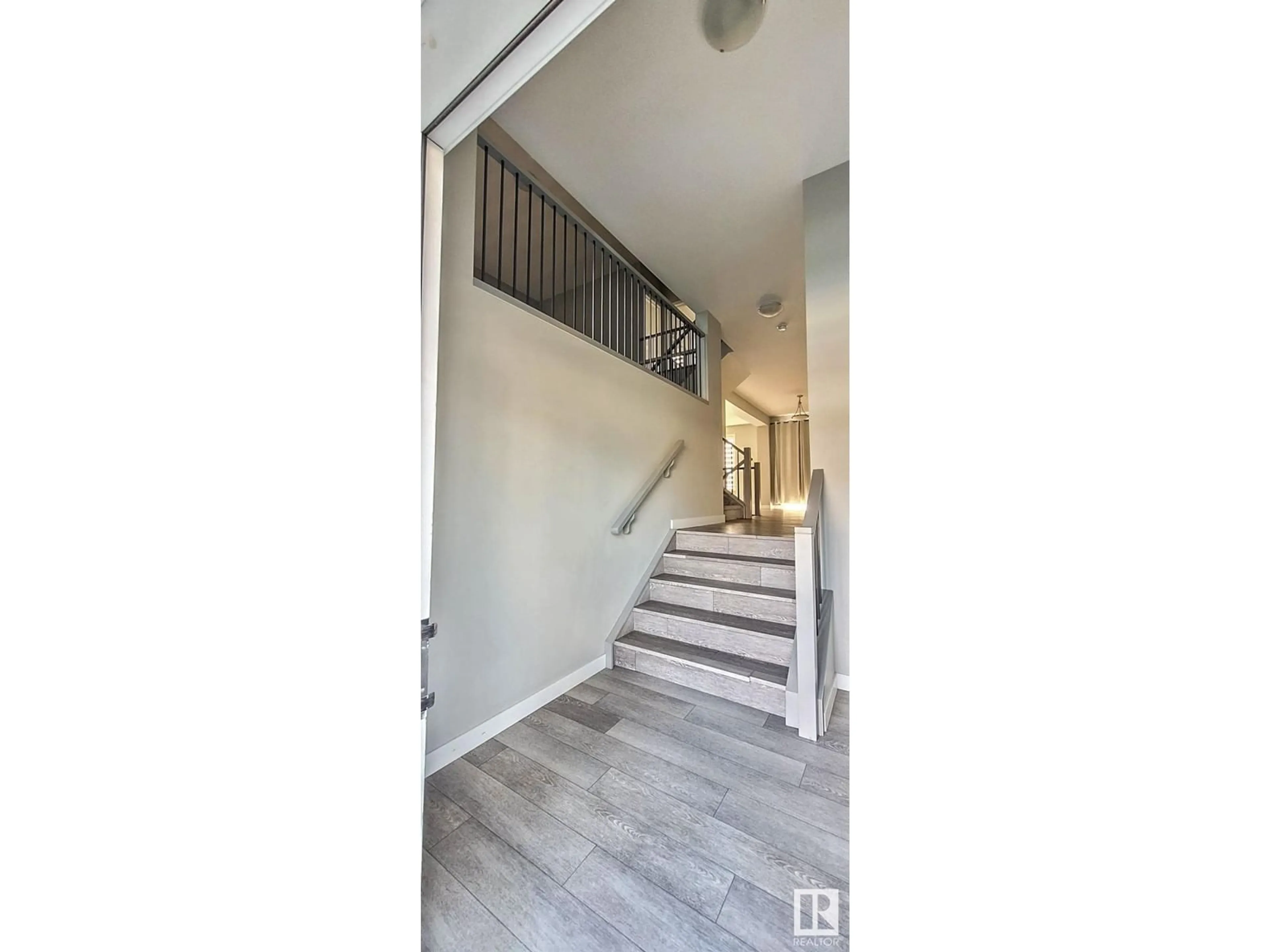 Indoor foyer for 2024 206 ST NW, Edmonton Alberta T6M1K6