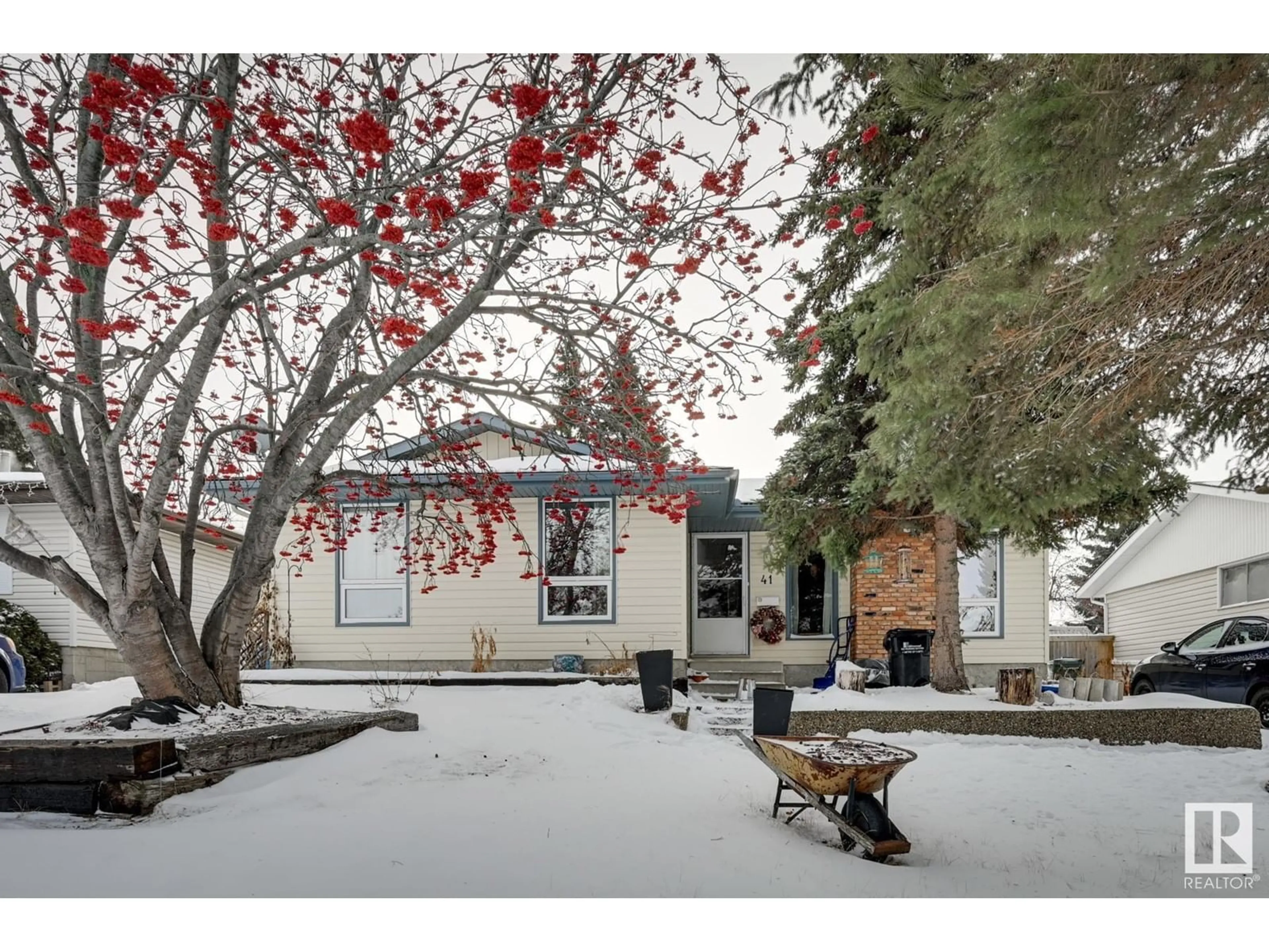 A pic from outside/outdoor area/front of a property/back of a property/a pic from drone, street for 41 GLAMORGAN DR, Sherwood Park Alberta T8A2Y5