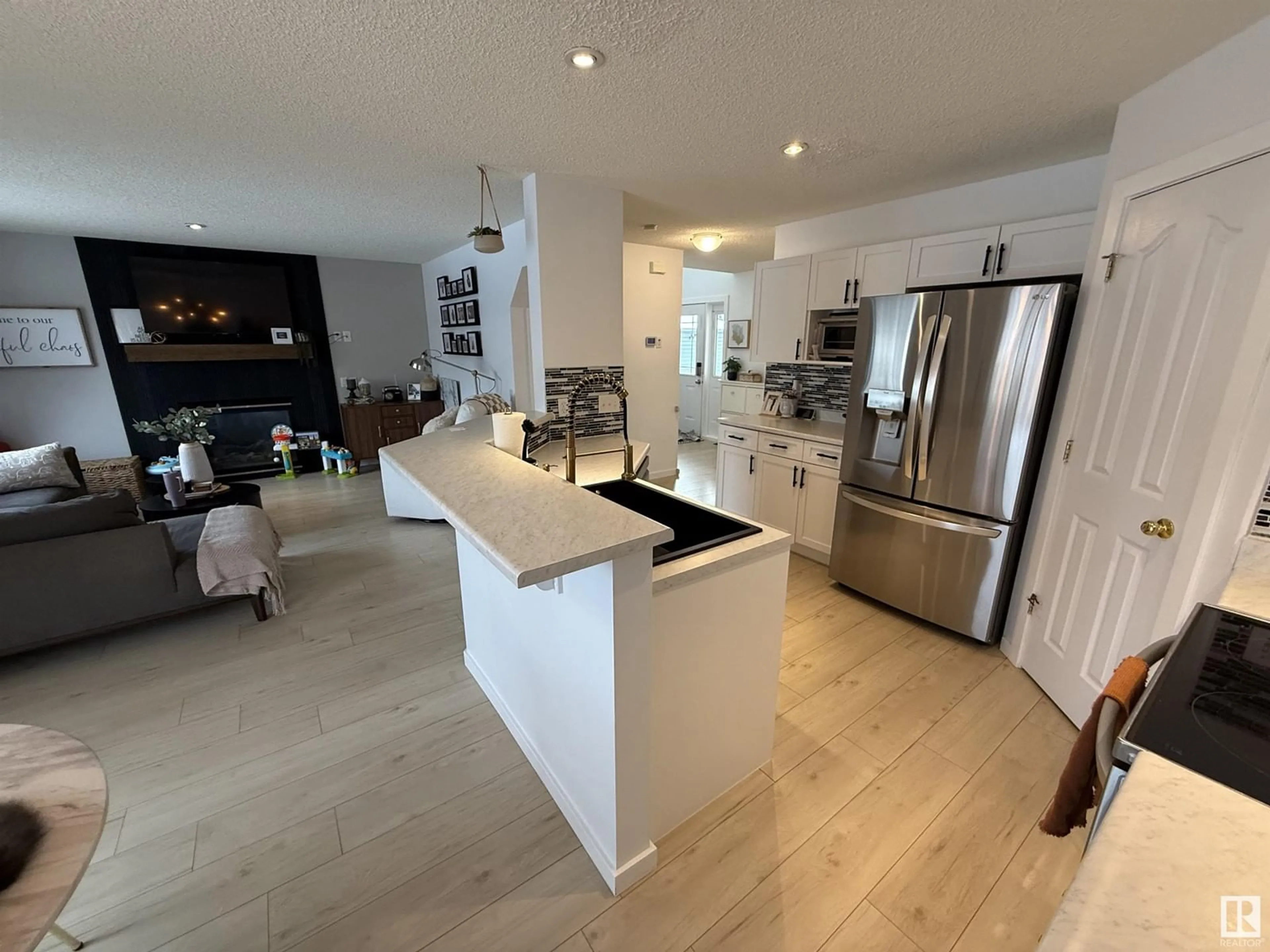 Open concept kitchen, unknown for 19040 47 AV NW, Edmonton Alberta T6M2V6