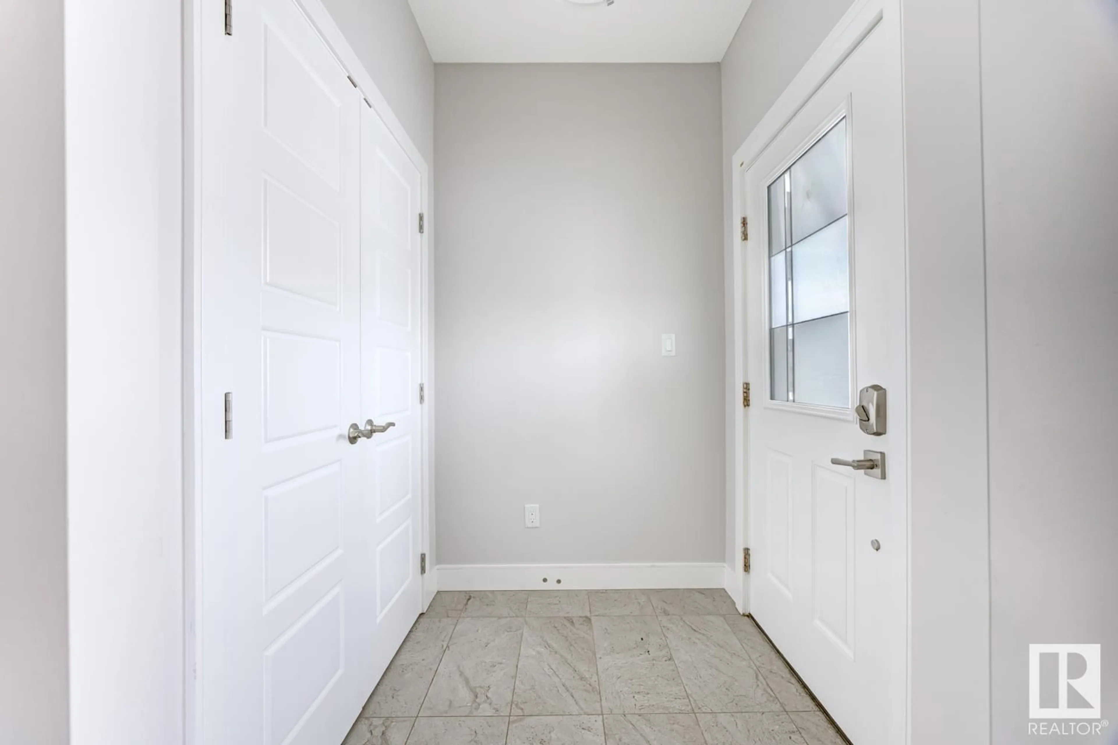 Indoor entryway for 985 MCCONACHIE BV NW, Edmonton Alberta T5Y0W9