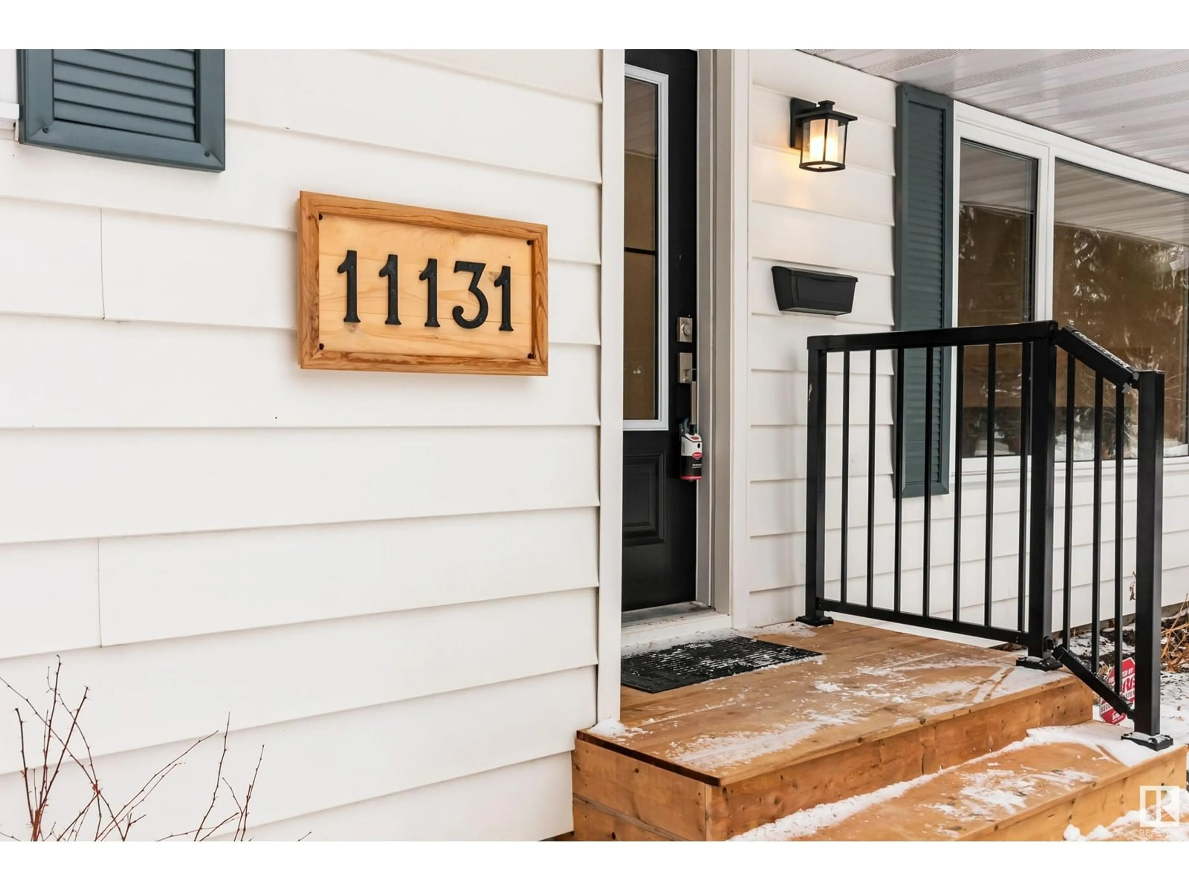 Indoor entryway for 11131 39A AV NW, Edmonton Alberta T6J0N6