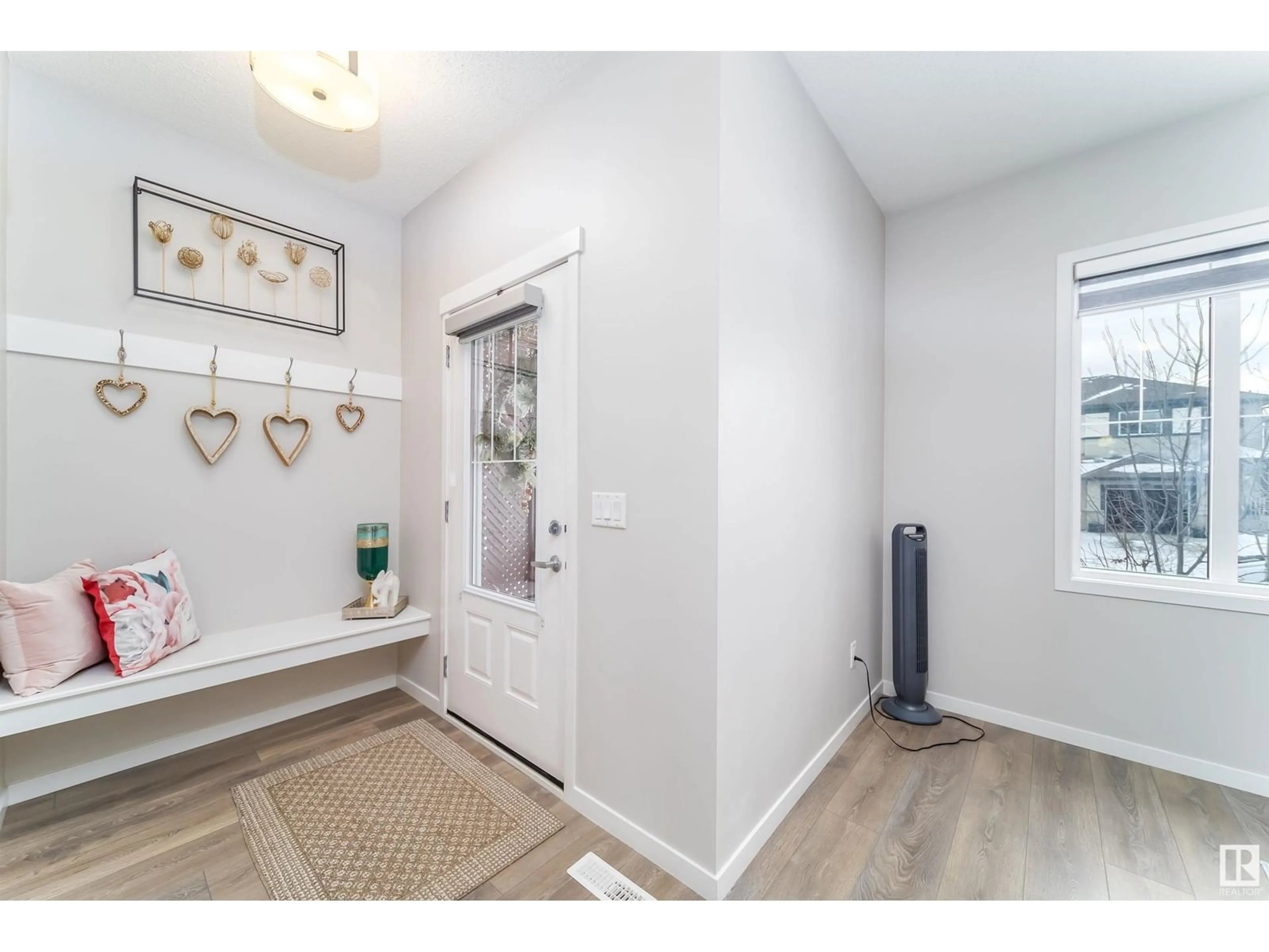 Indoor entryway for 1508 26 AV NW, Edmonton Alberta T6T0W2