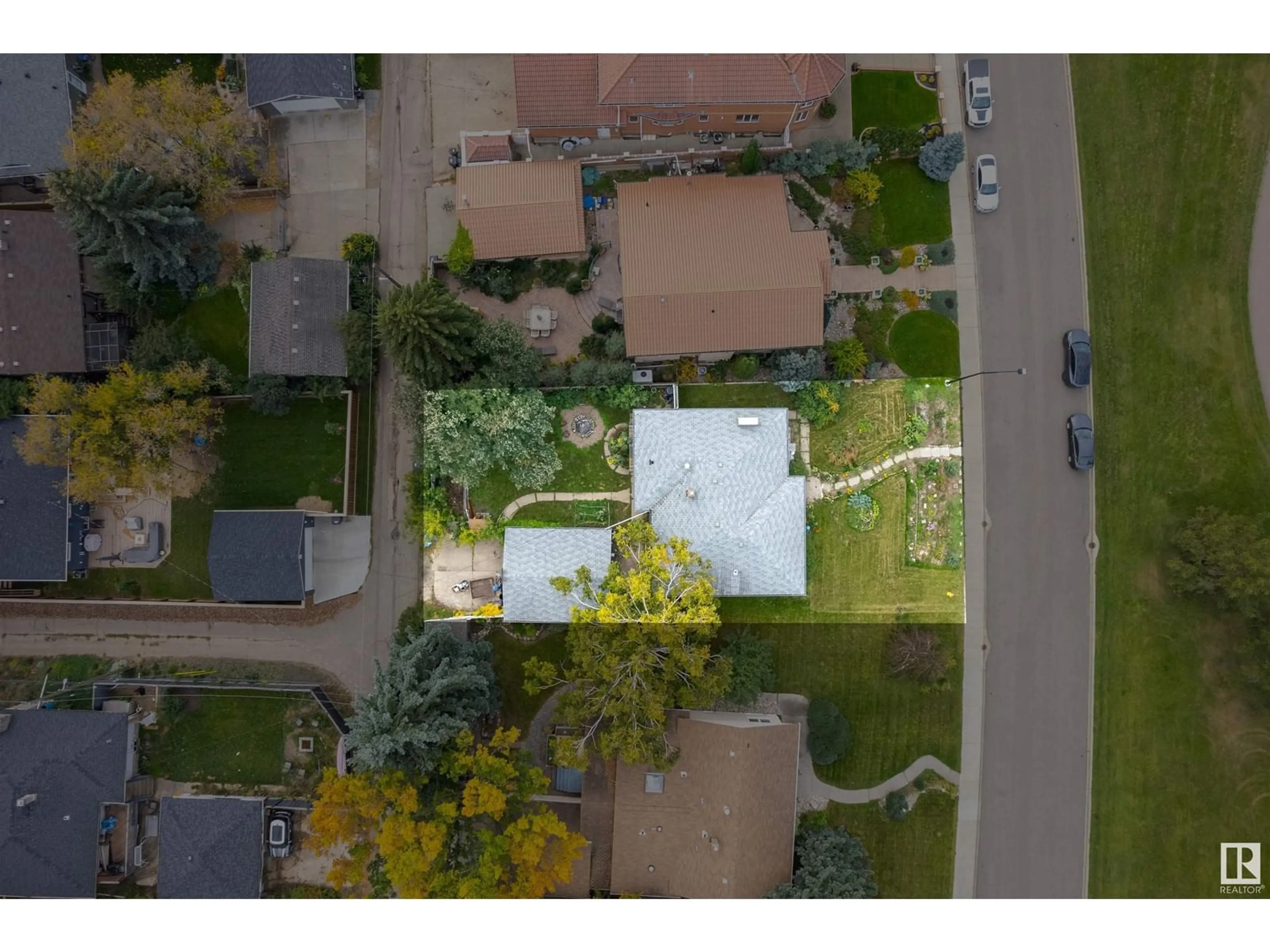 A pic from outside/outdoor area/front of a property/back of a property/a pic from drone, street for 8739 STRATHEARN CR NW, Edmonton Alberta T6C4C5