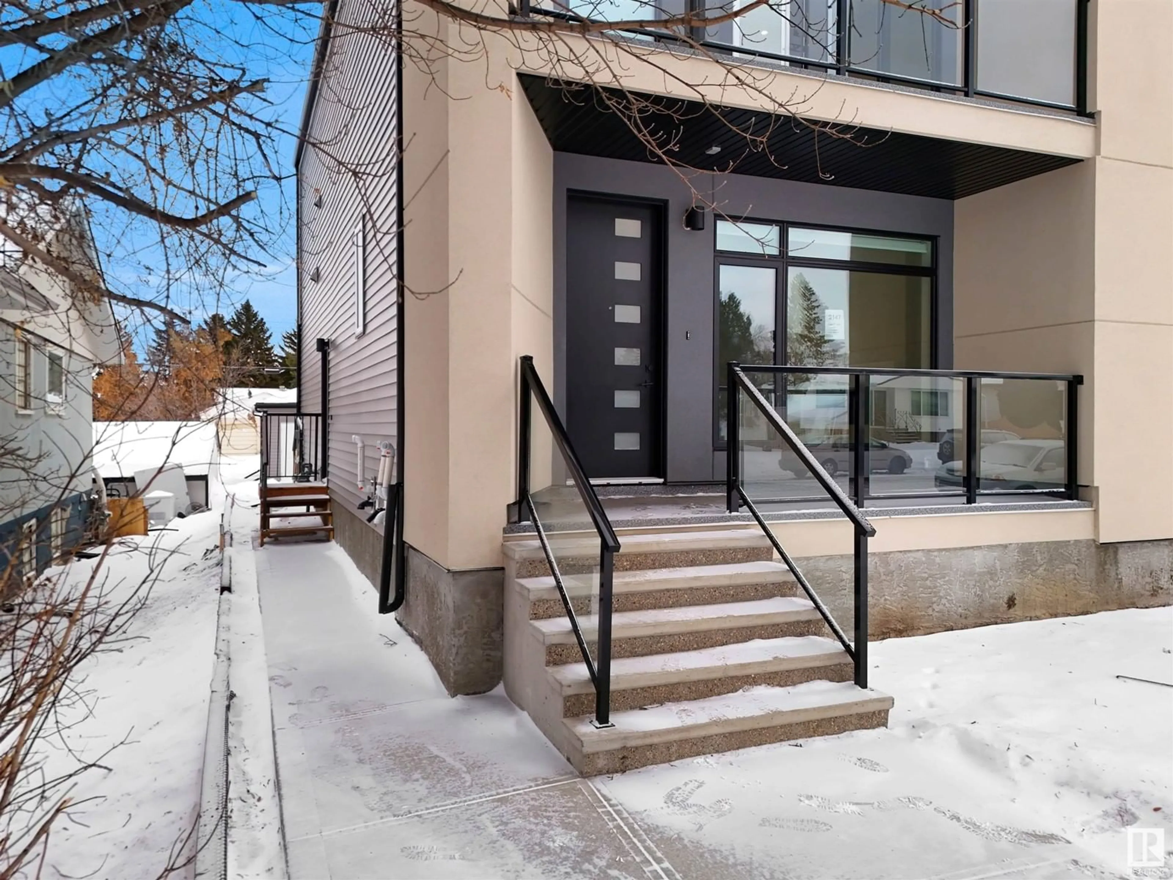 Indoor entryway for 9147 154 St NW, Edmonton Alberta T5R1T2