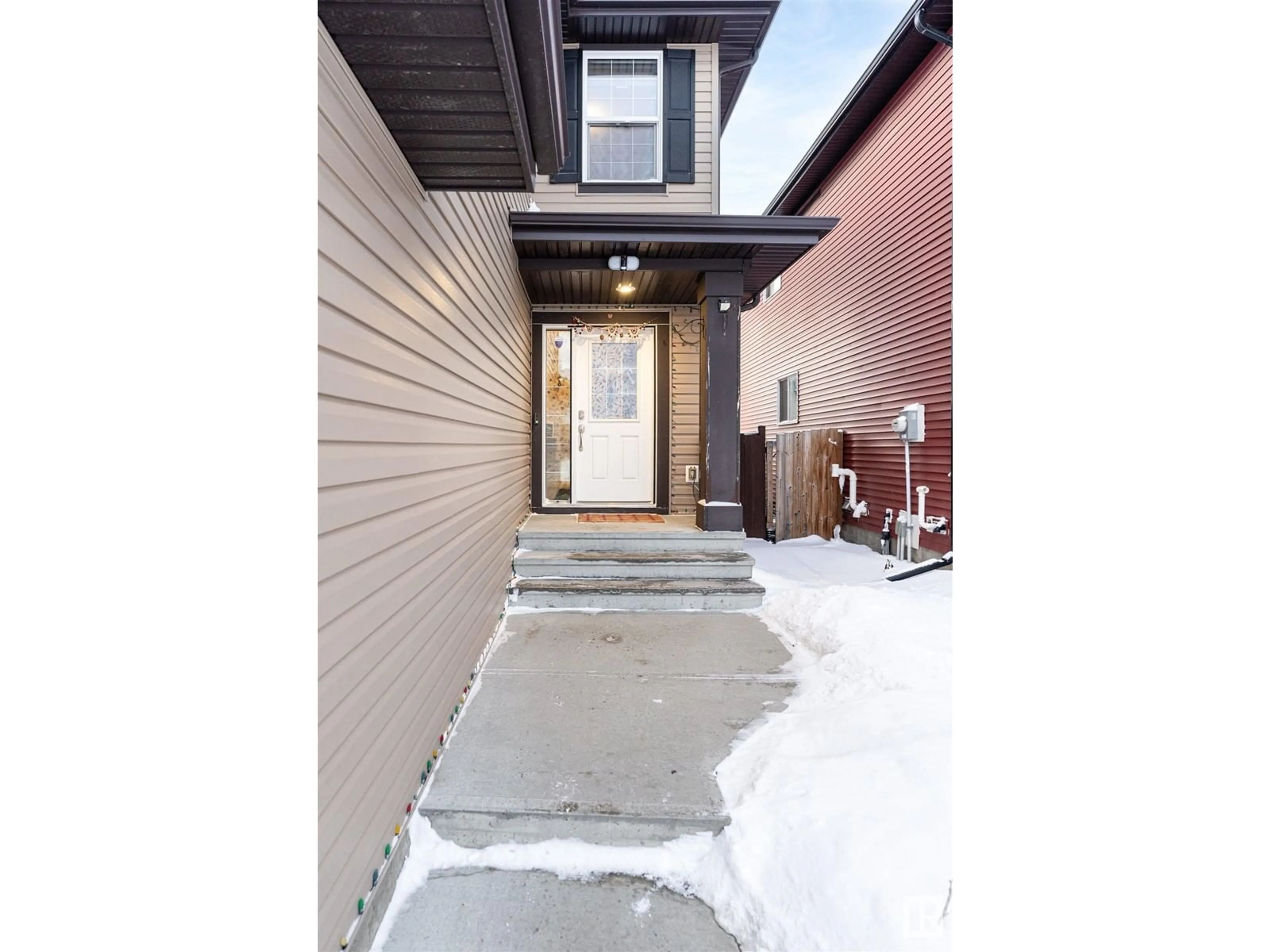 Indoor entryway for 1886 32a street NW, Edmonton Alberta T6T0L6