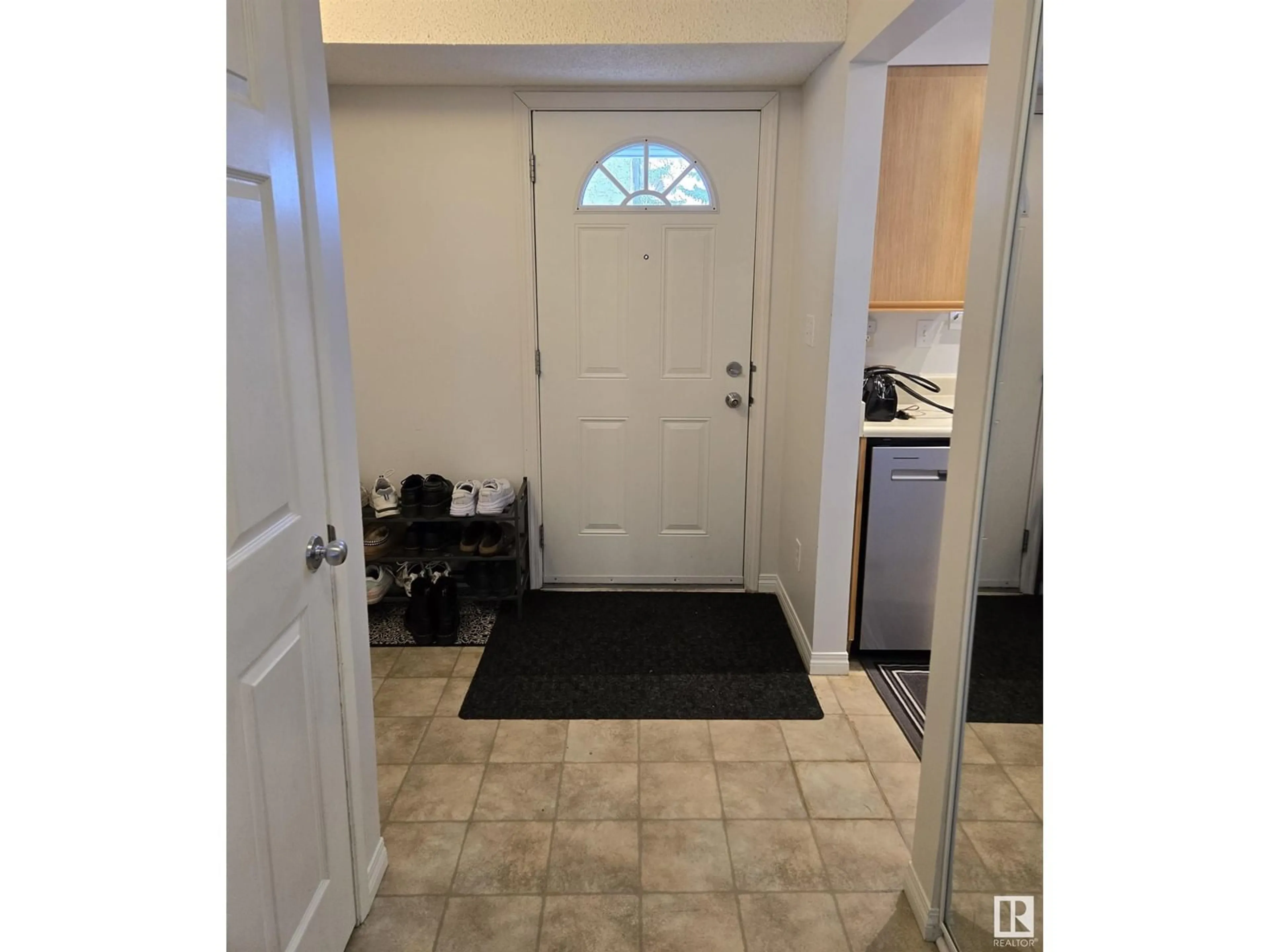 Indoor entryway for 3623 30 AV NW, Edmonton Alberta T6L5H5