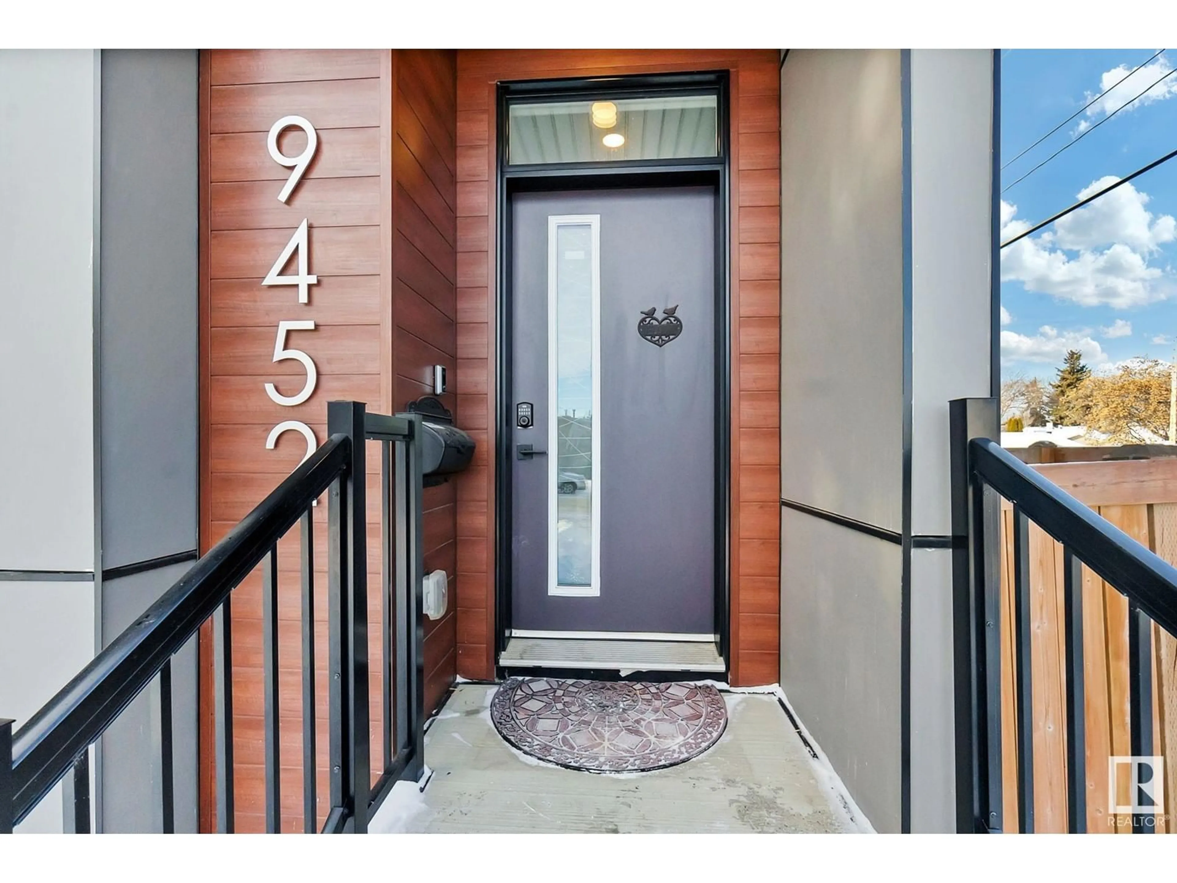 Indoor entryway for 9452 150 ST NW, Edmonton Alberta T5R1G7