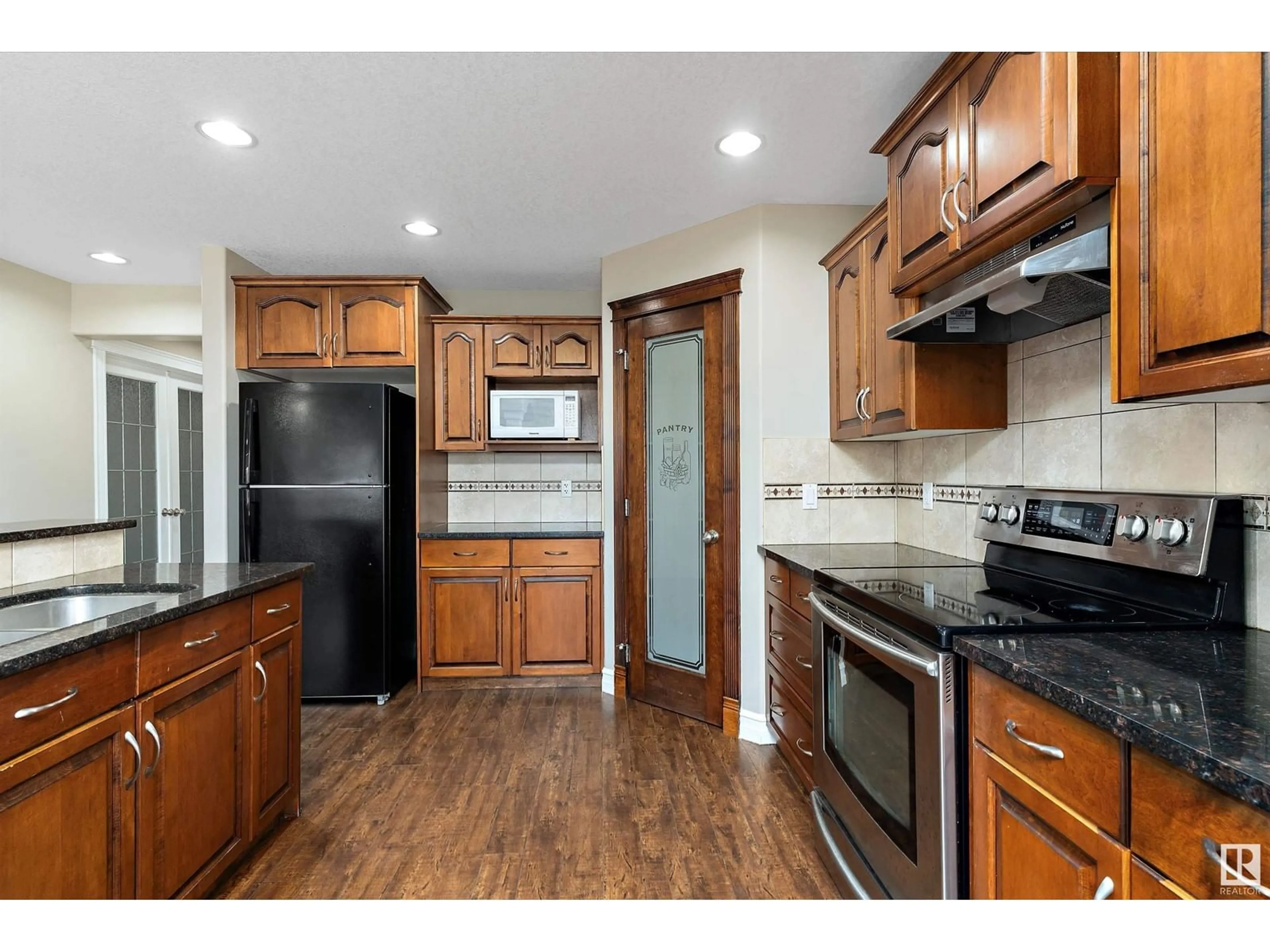 Standard kitchen, unknown for 16413 45 ST NW, Edmonton Alberta T5Y0A8