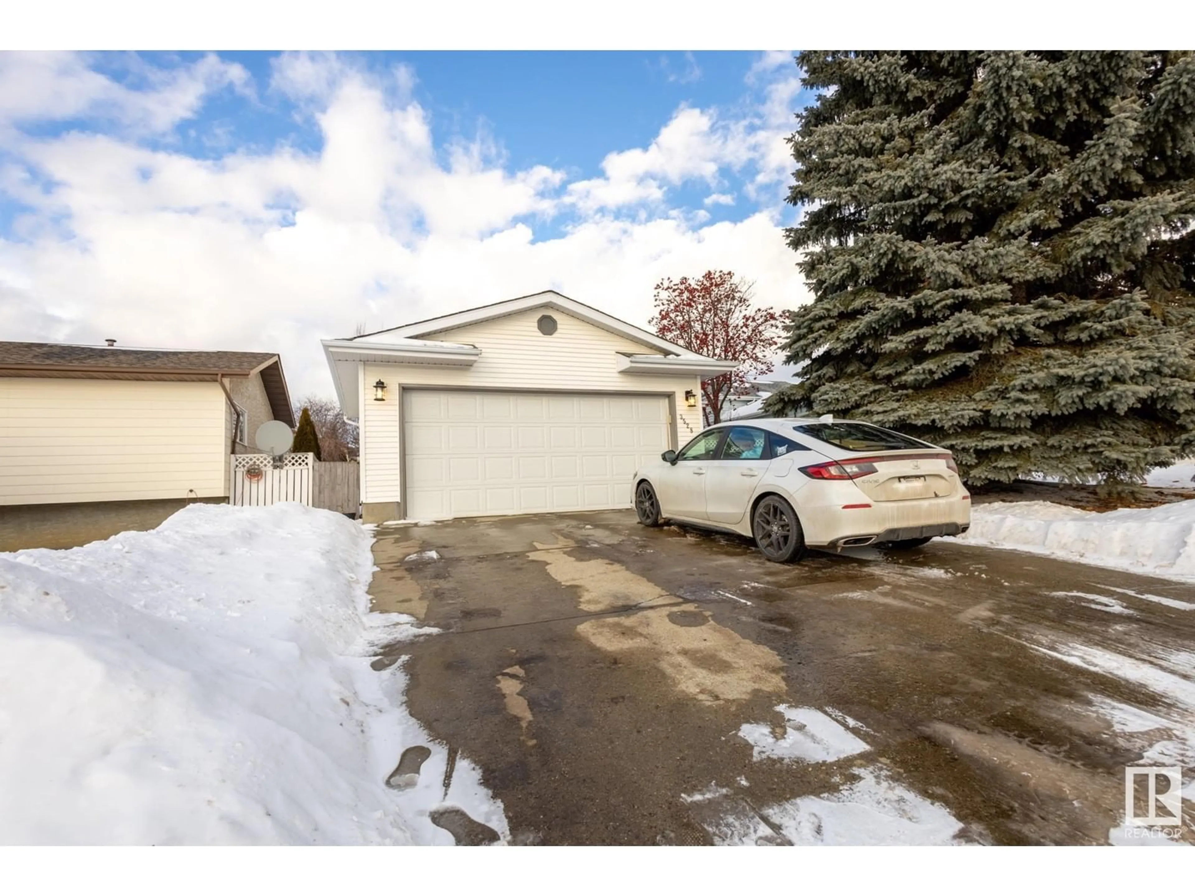 Indoor garage for 3528 28A AV NW, Edmonton Alberta T6L4V8