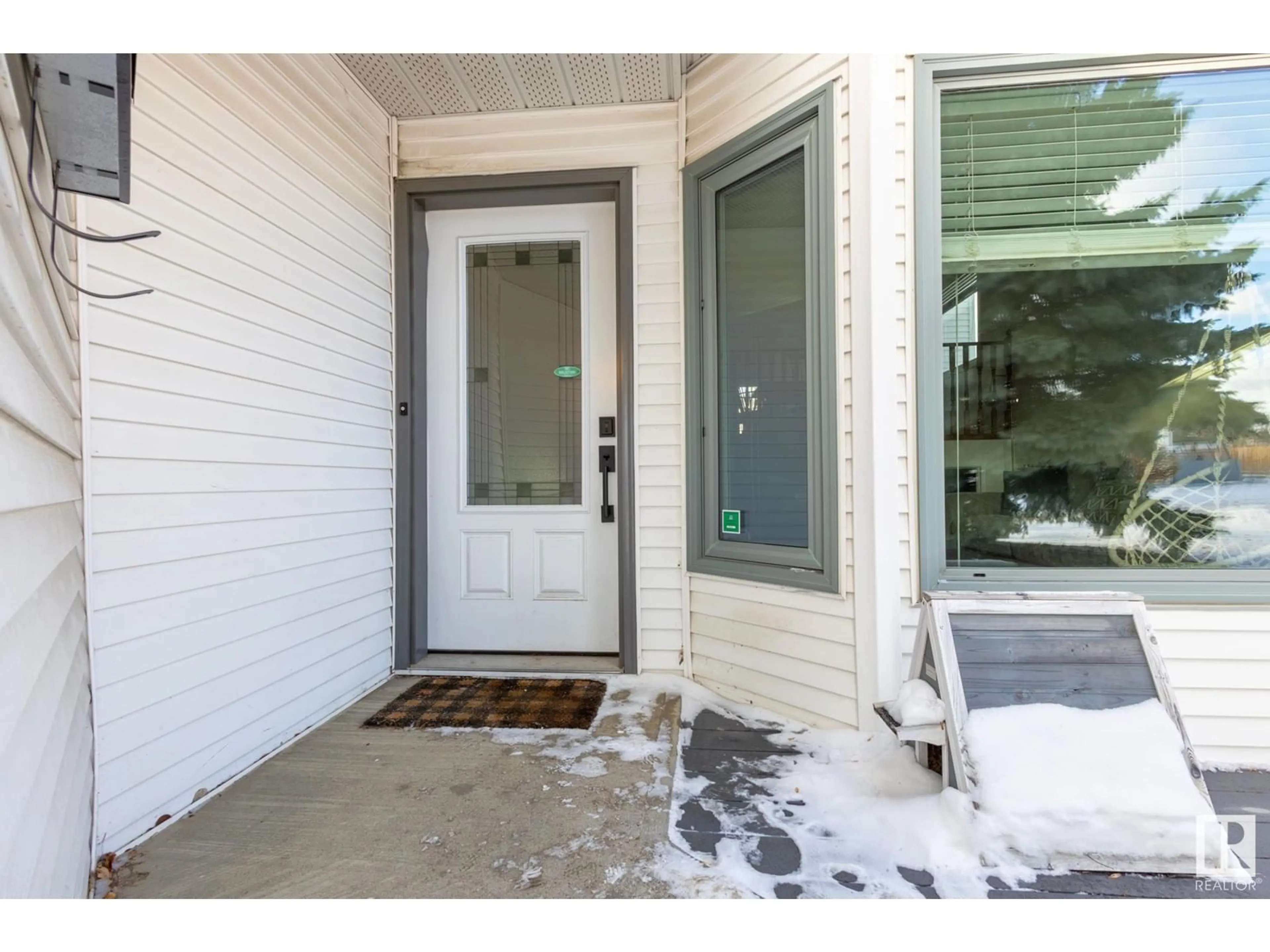 Indoor entryway for 3528 28A AV NW, Edmonton Alberta T6L4V8