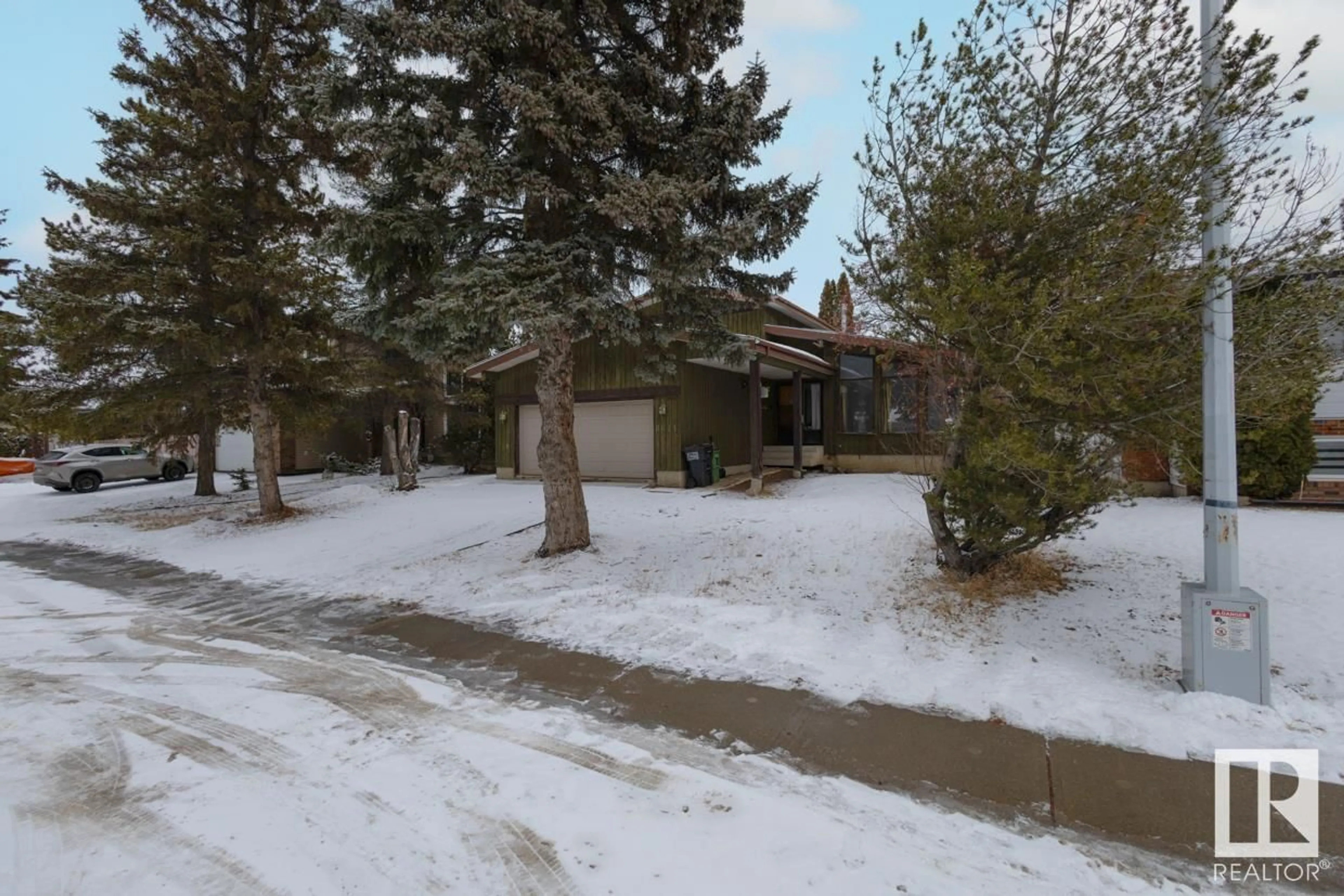 A pic from outside/outdoor area/front of a property/back of a property/a pic from drone, street for 8611 179 ST NW, Edmonton Alberta T5T0X2