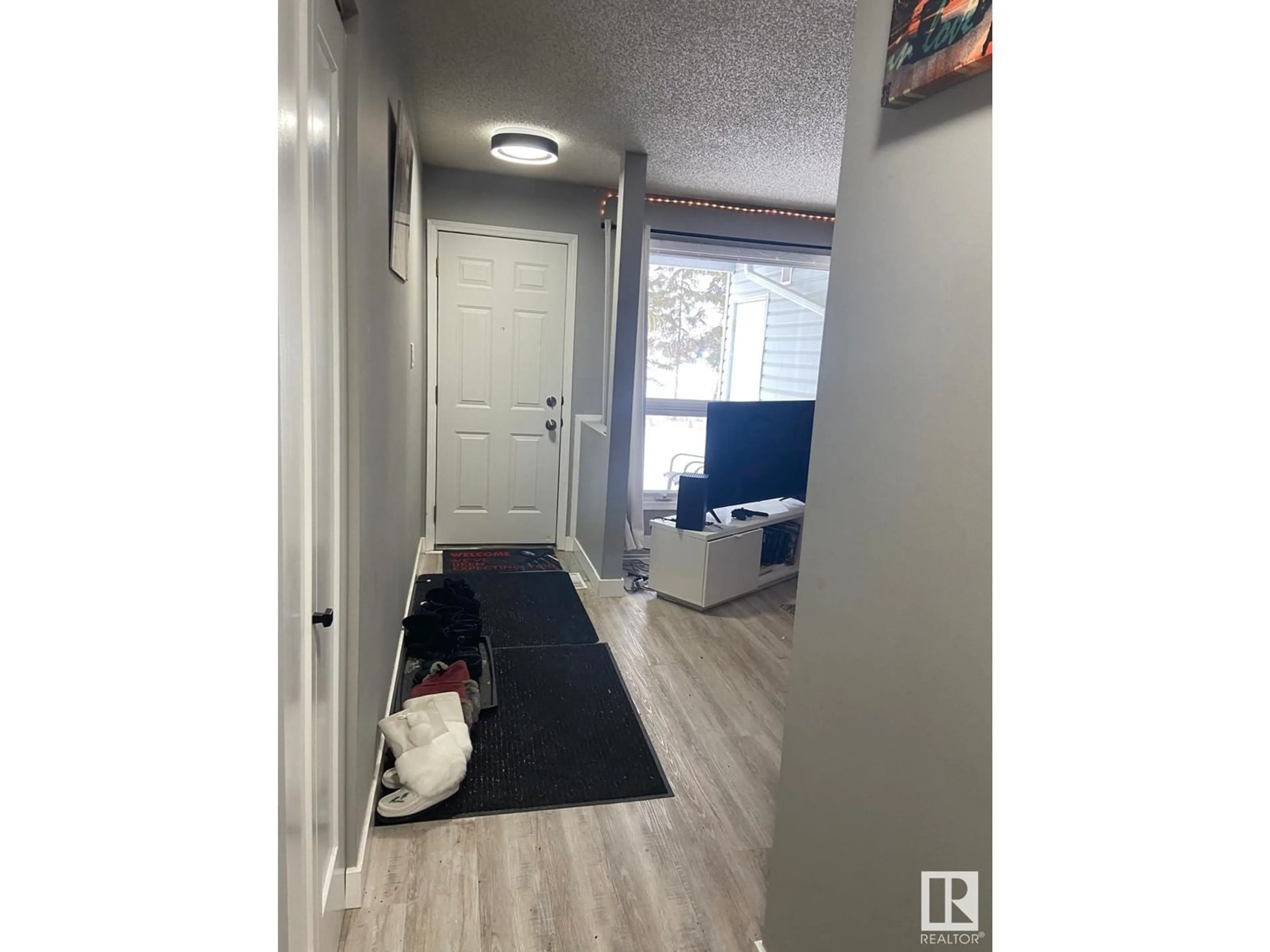 Indoor entryway for #10 2115 118 ST NW, Edmonton Alberta T6J6L8