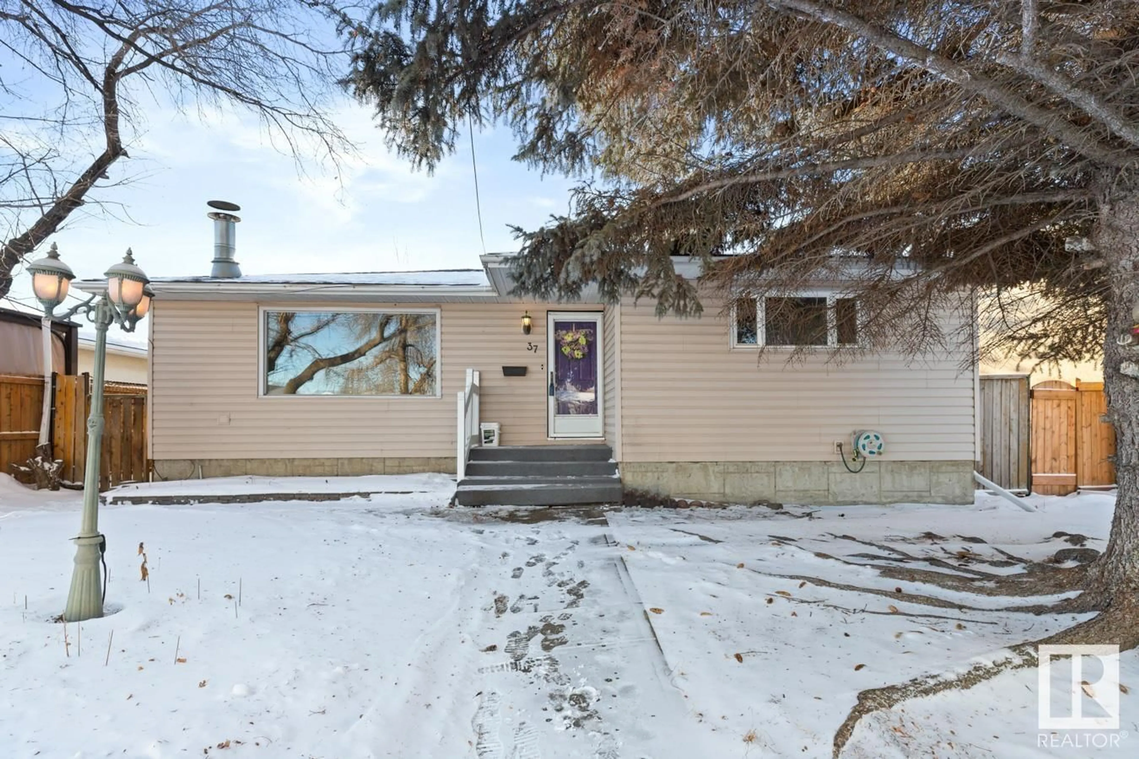 Indoor foyer for 37 NOOTKA RD, Leduc Alberta T9E4J7