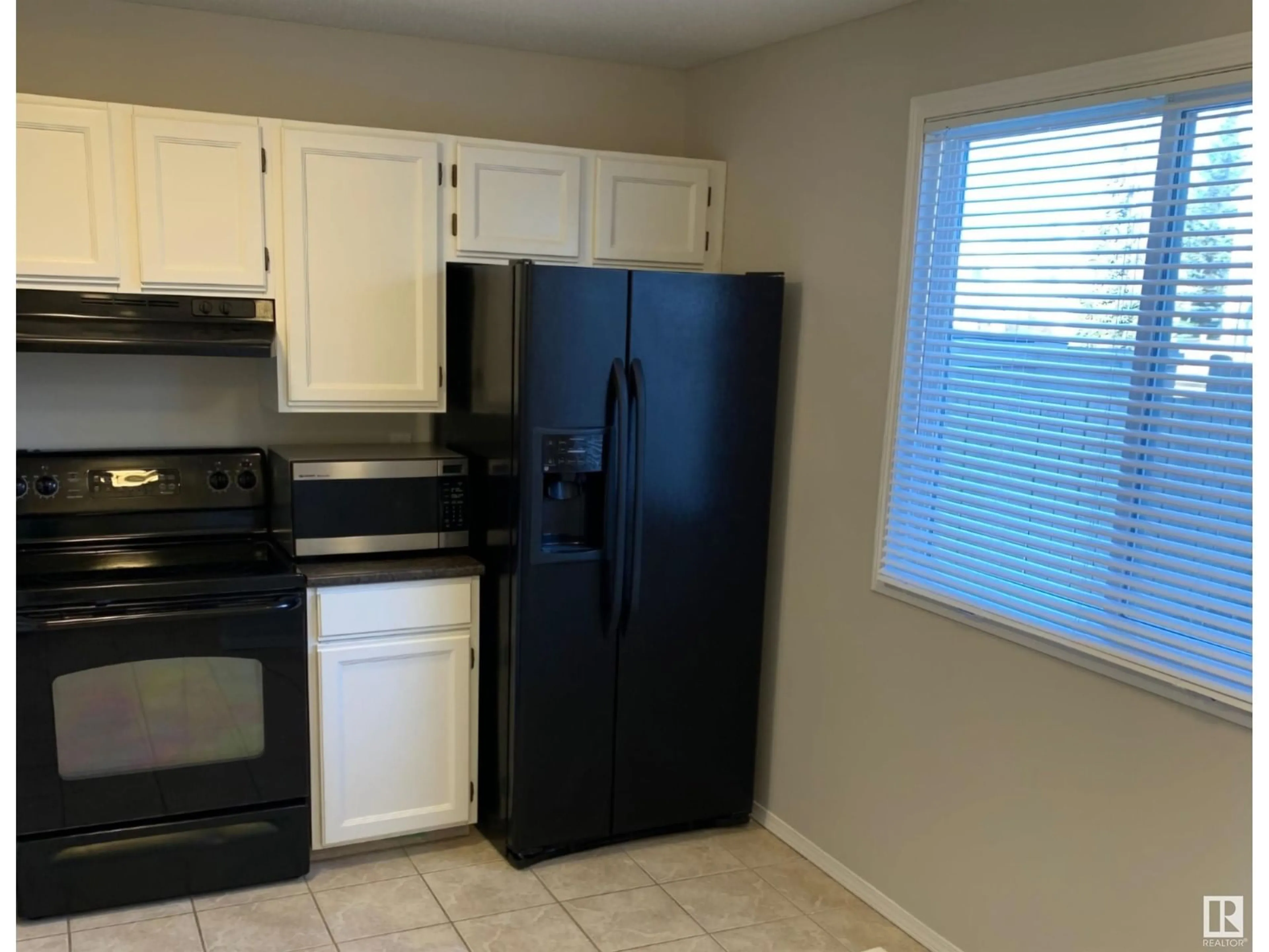 Standard kitchen, unknown for 1015 Village DR, Sherwood Park Alberta T8A4L4