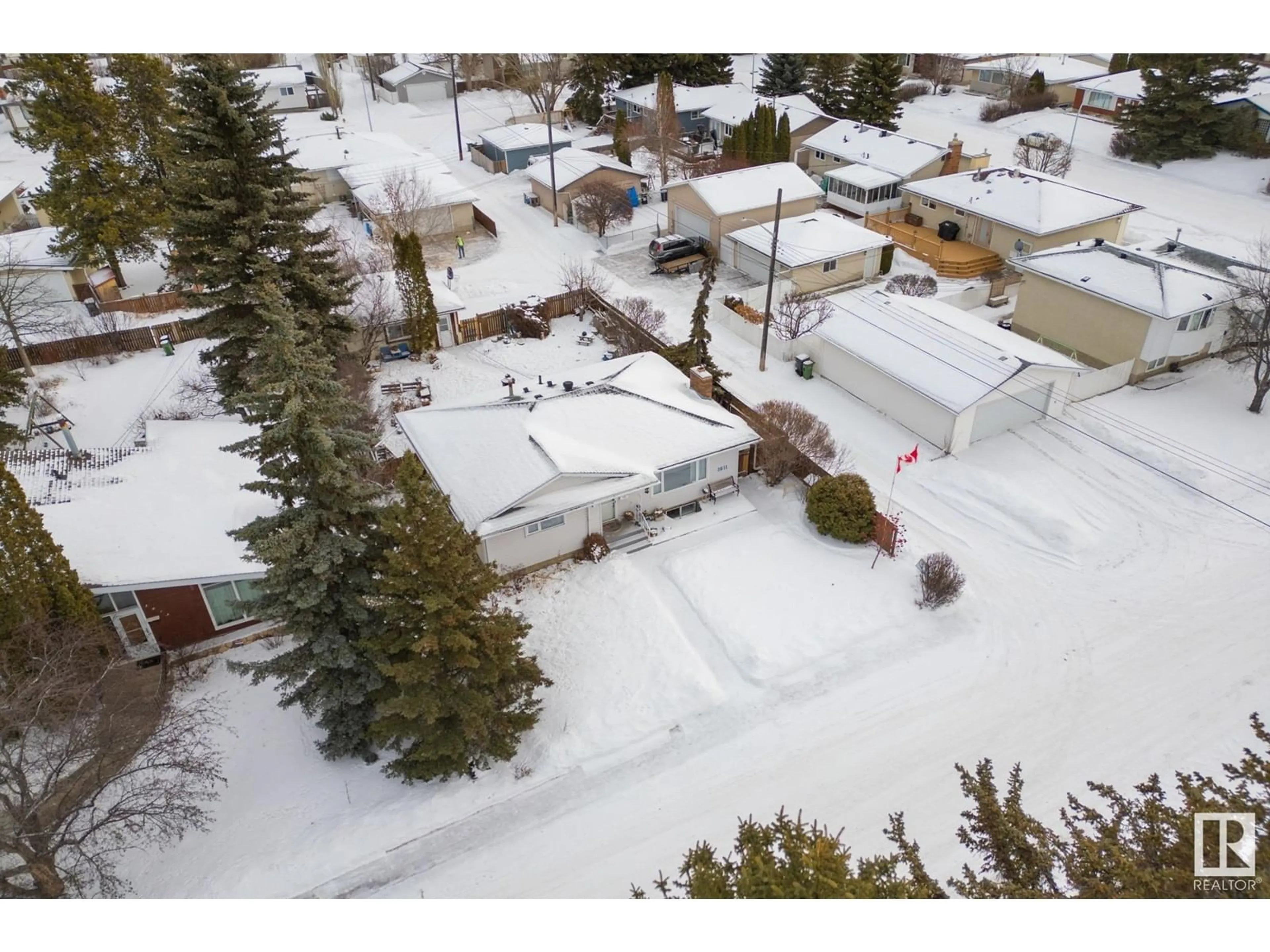 A pic from outside/outdoor area/front of a property/back of a property/a pic from drone, street for 3811 112 ST NW, Edmonton Alberta T6J1J1