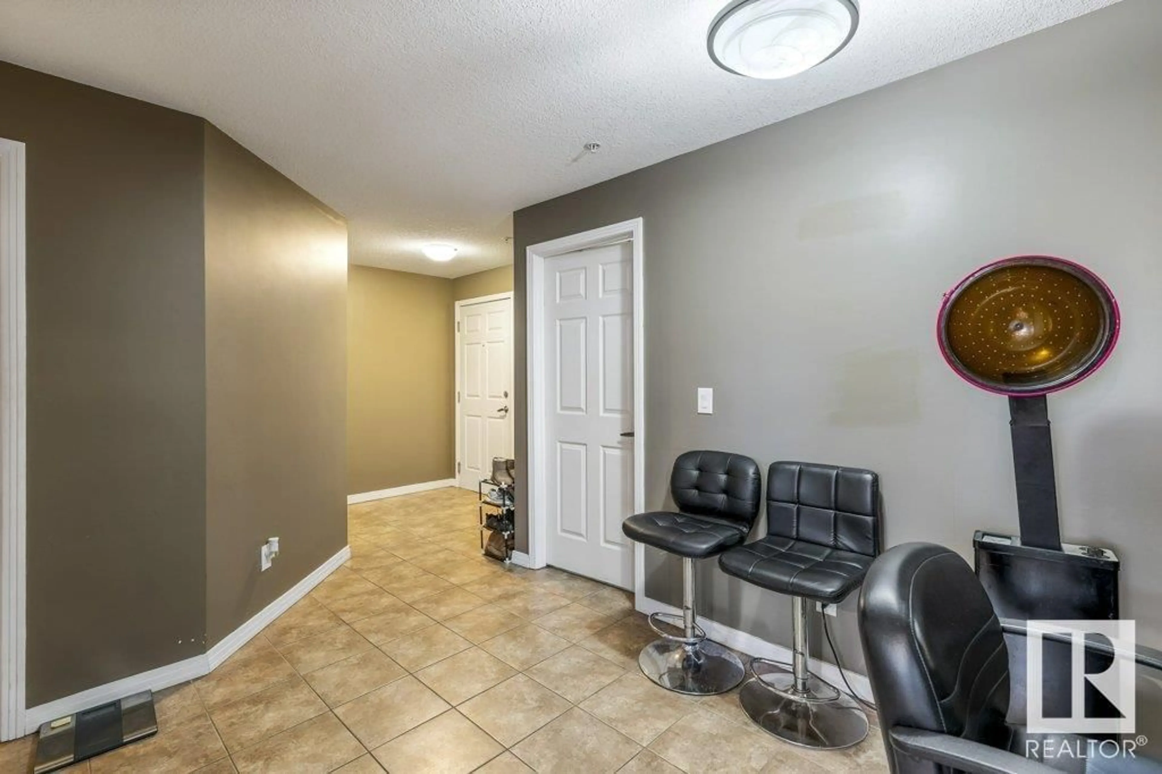 Indoor entryway for #305 5005 165 AV NW, Edmonton Alberta T5Y0L8