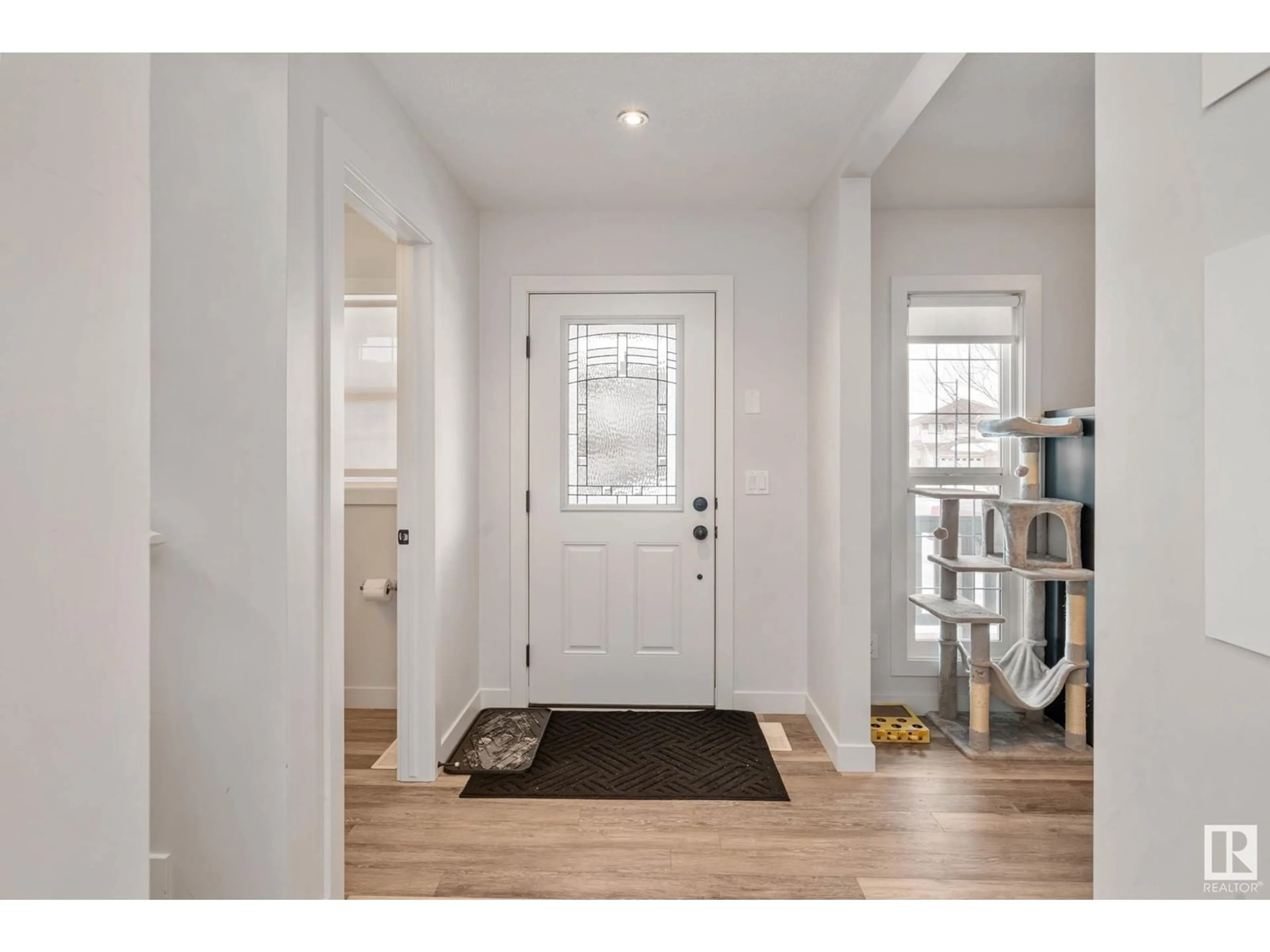 Indoor entryway for 7204 Cardinal WY SW, Edmonton Alberta T6W2Y5