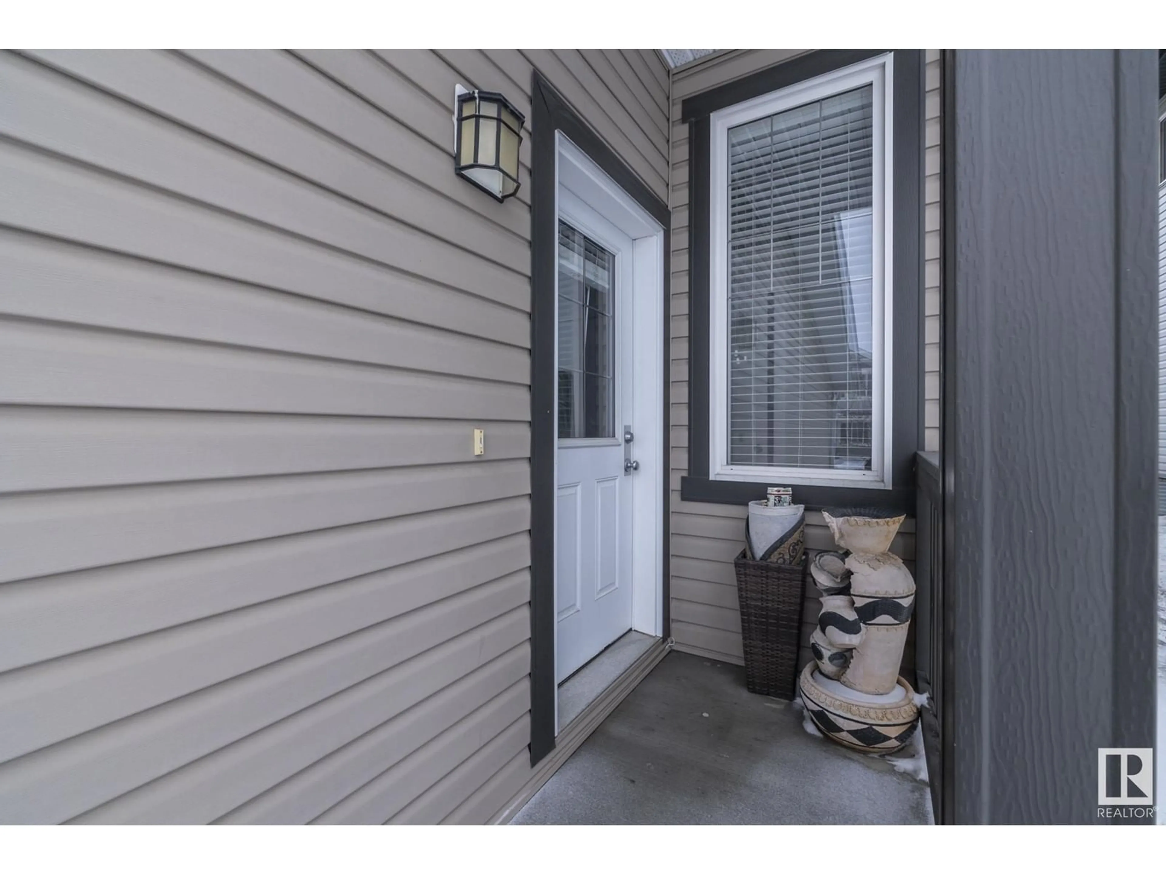 Indoor entryway for 208 42 AV NW, Edmonton Alberta T6T2C8