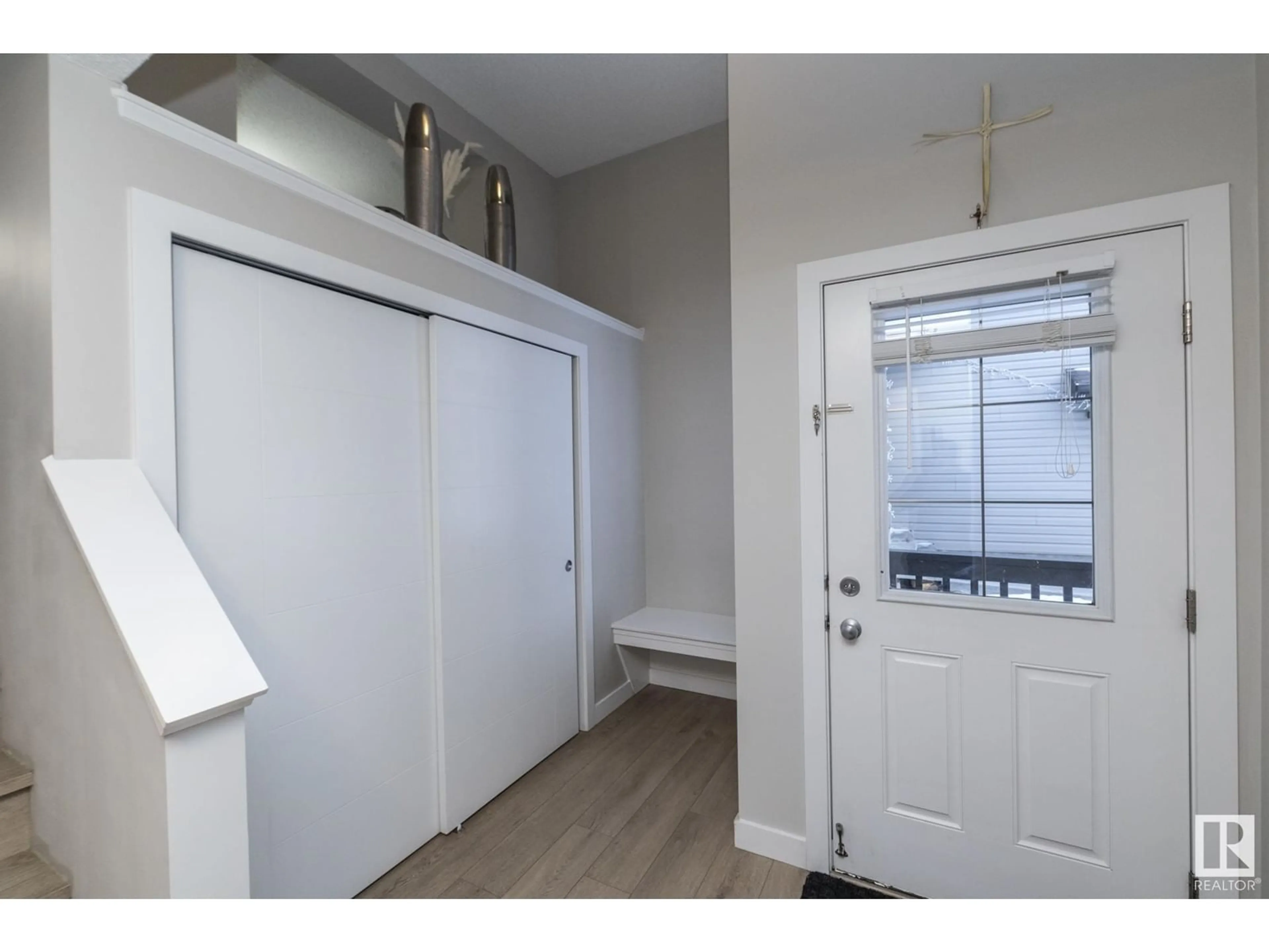 Indoor entryway for 208 42 AV NW, Edmonton Alberta T6T2C8