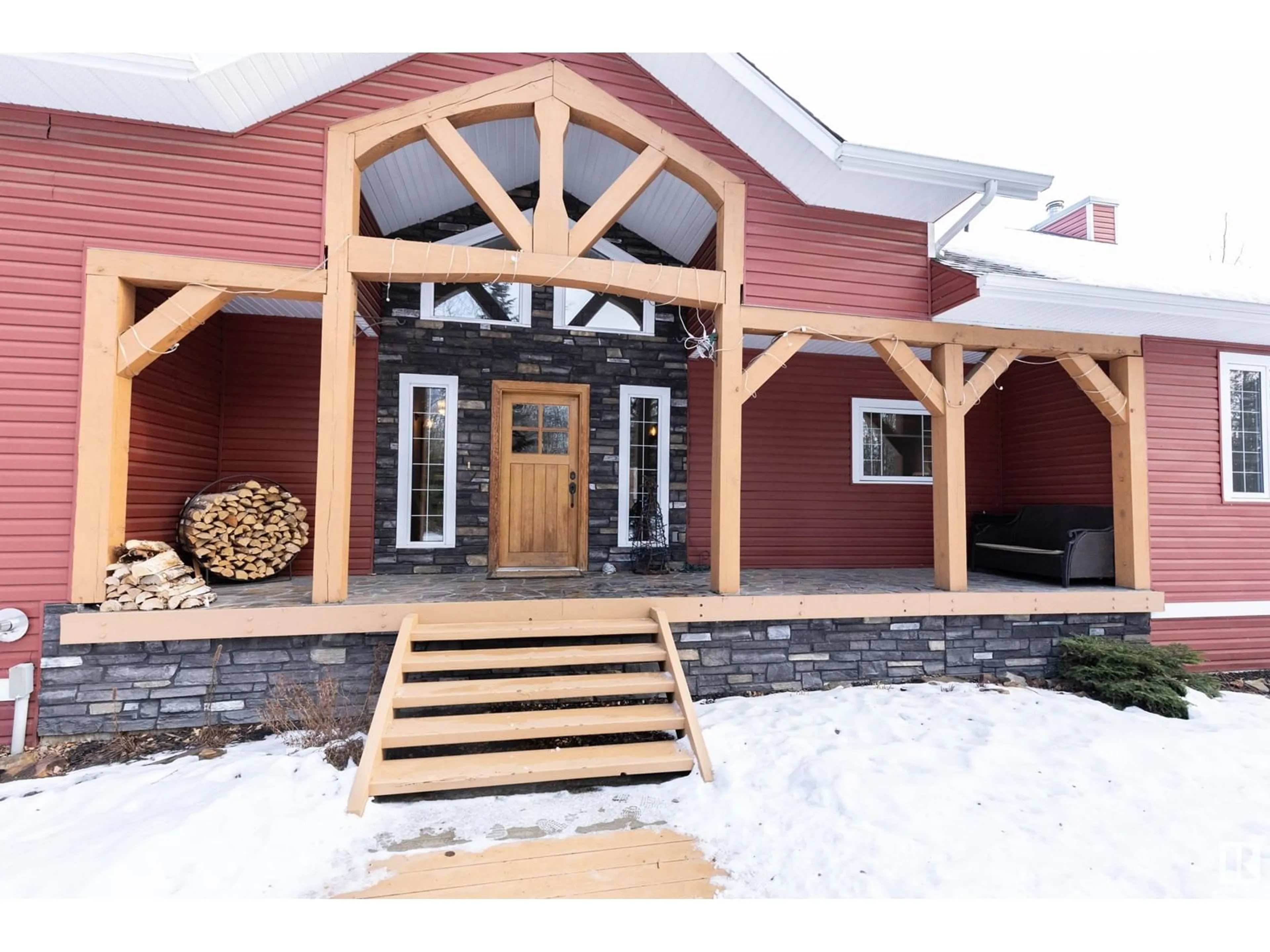 Indoor entryway for 121 51049 RGE RD 214, Rural Strathcona County Alberta T8E1G7