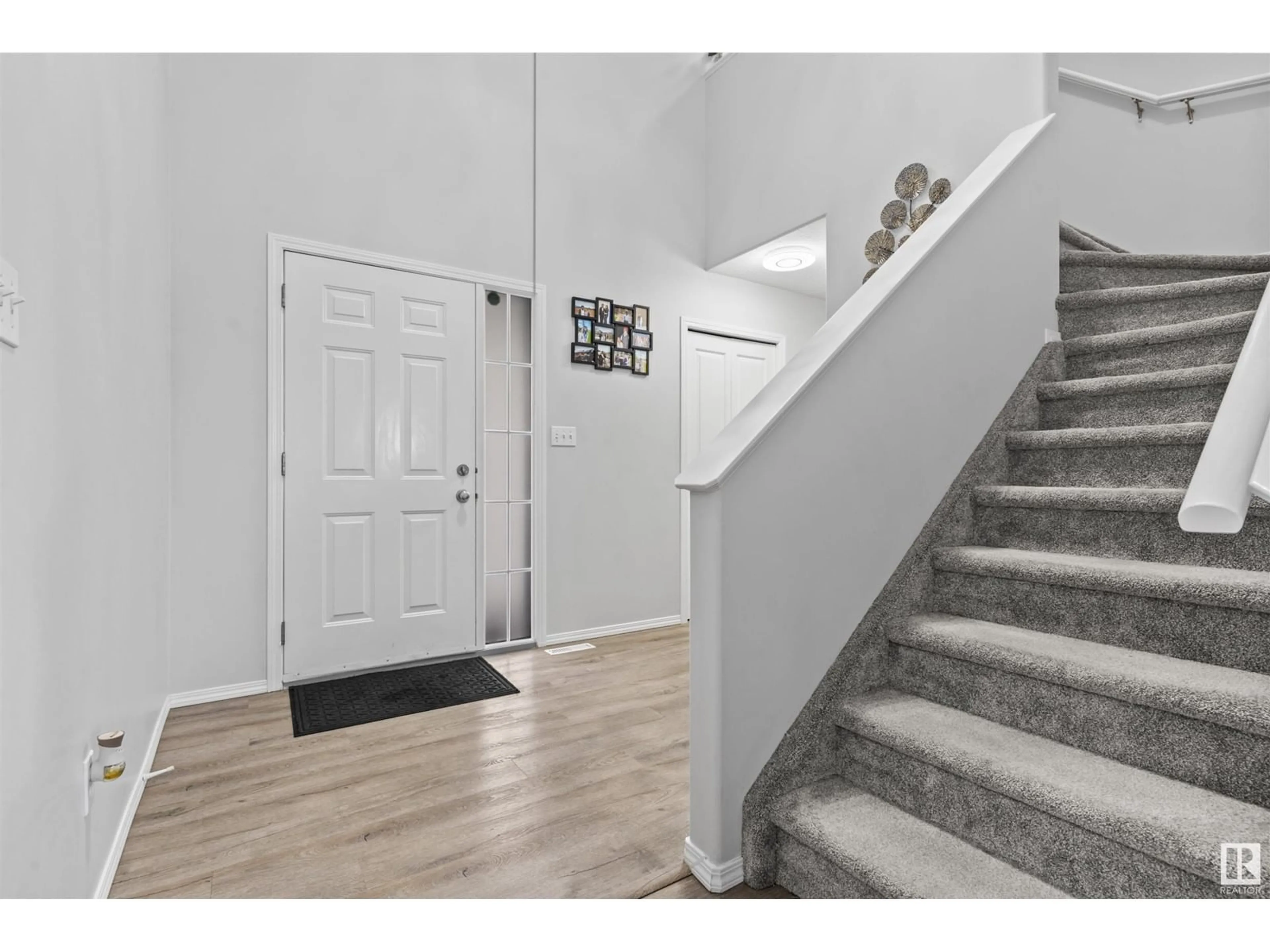 Indoor entryway for 3309 29 AV NW, Edmonton Alberta T6T1V5