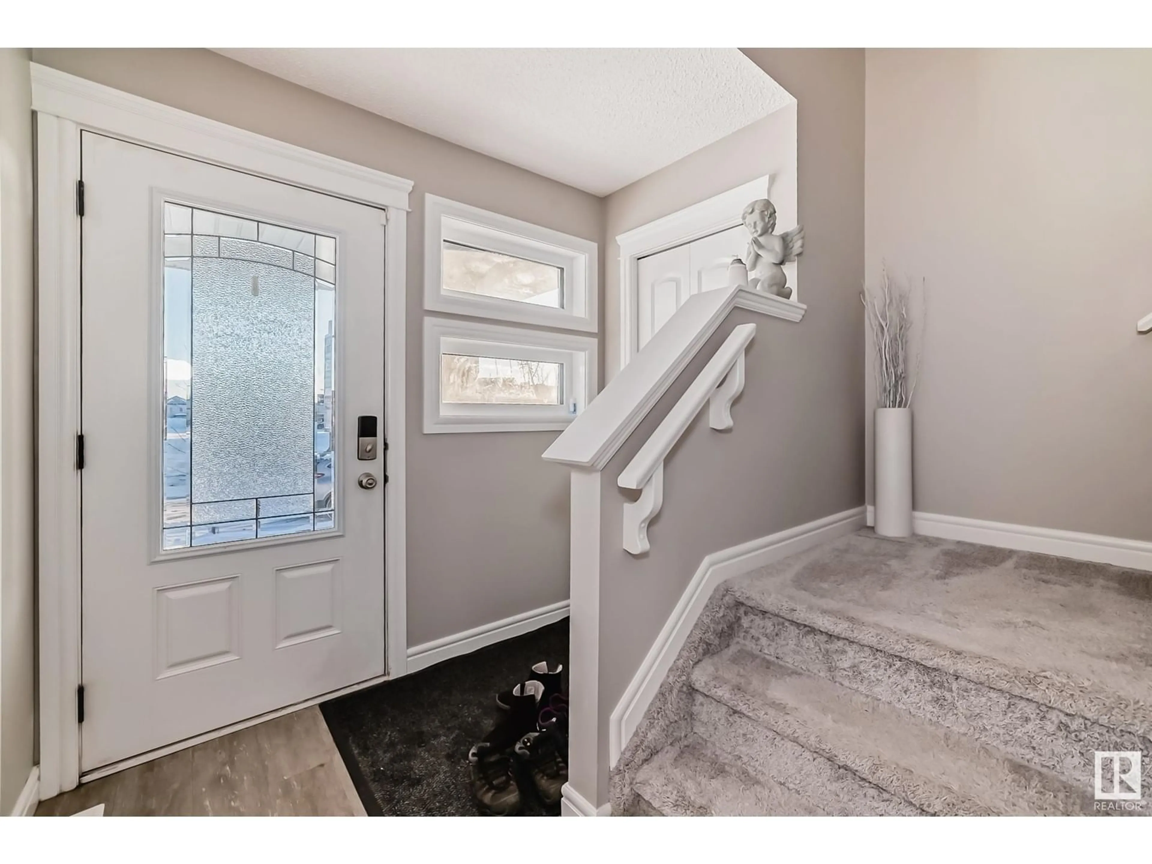 Indoor entryway for 5104 22 AV SW, Edmonton Alberta T6H2H7