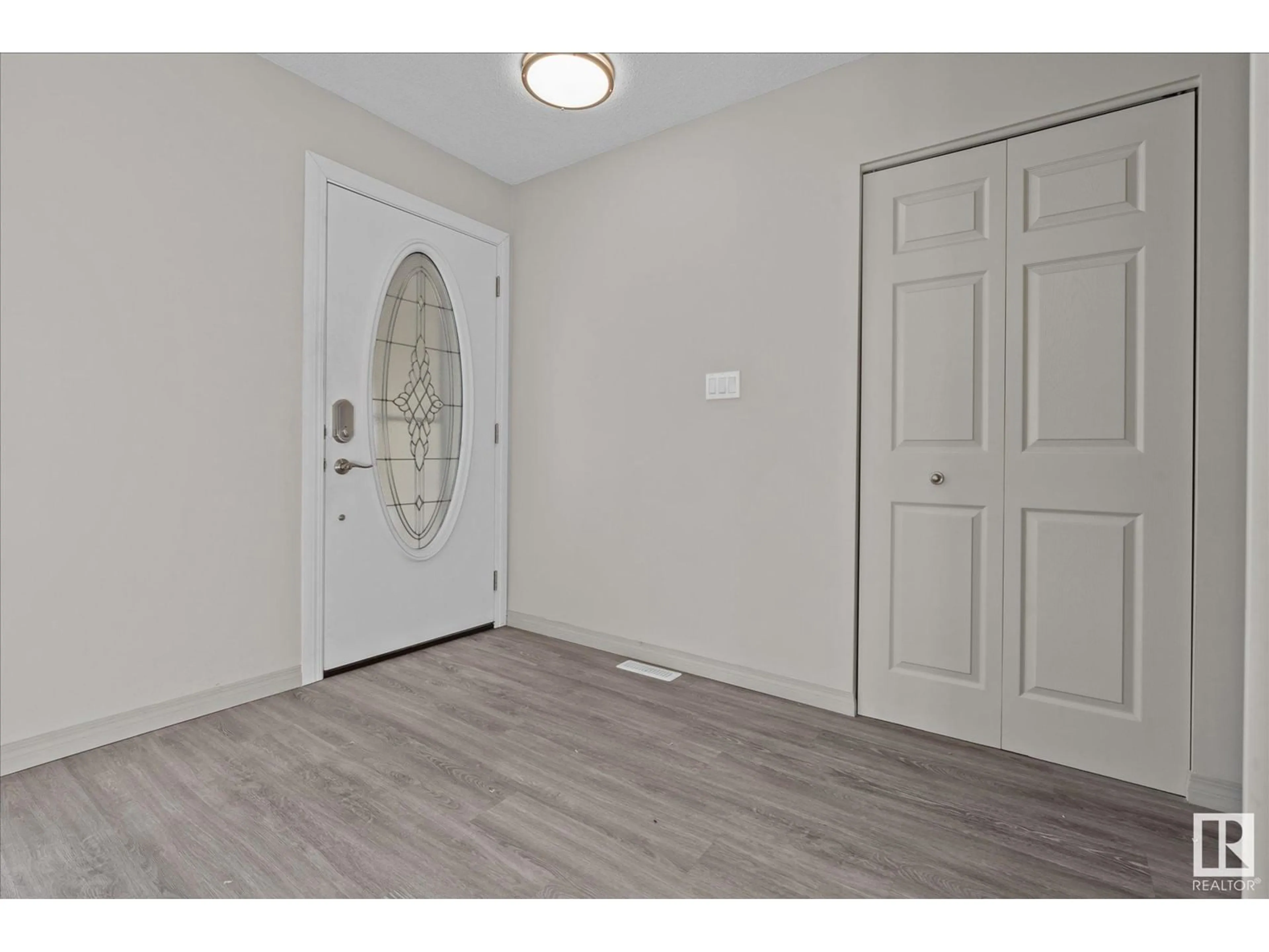 Indoor entryway for 120 Westridge CR NW, Spruce Grove Alberta T7X1R8