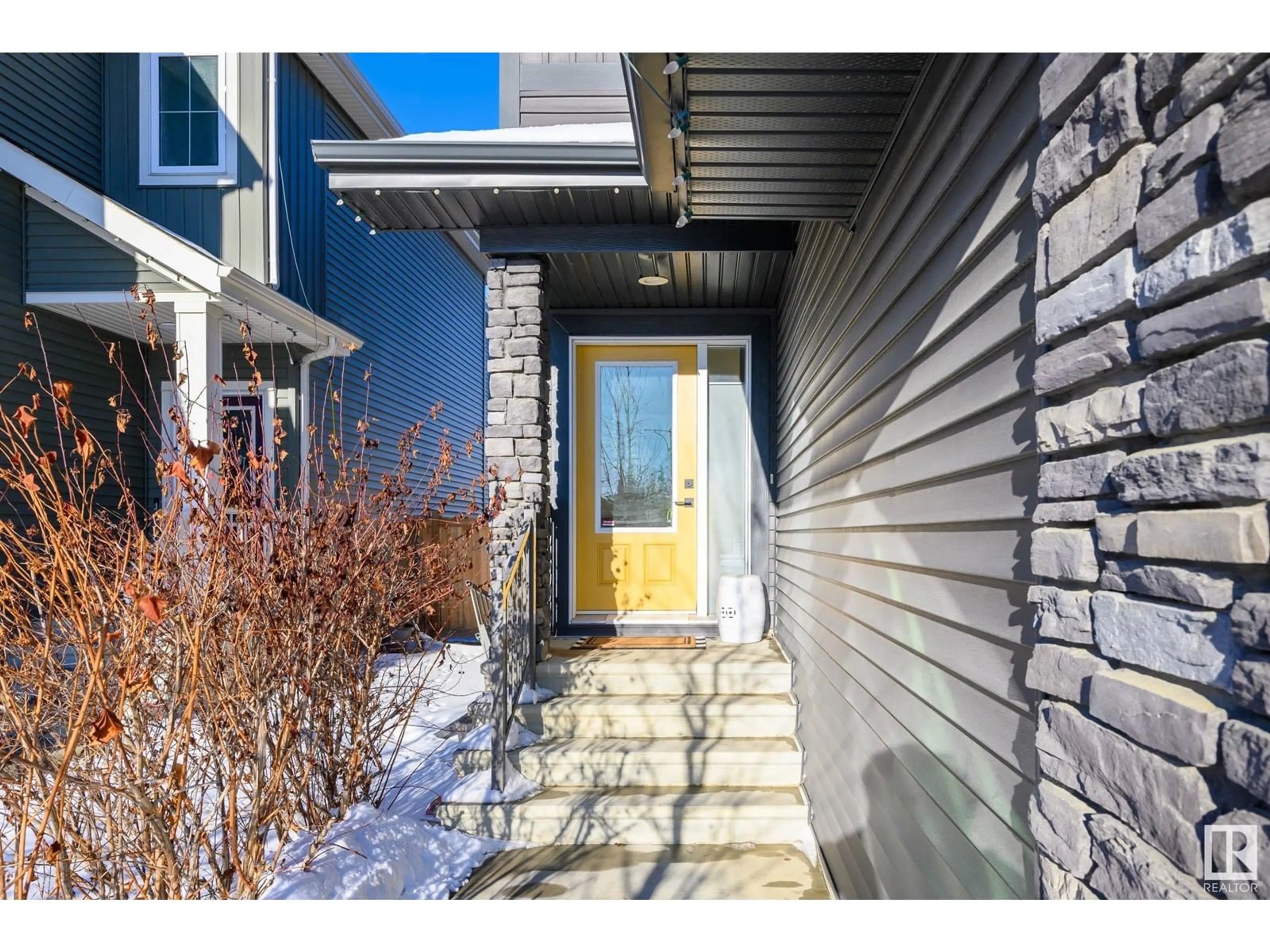 Indoor entryway for 7016 CHIVERS LO SW, Edmonton Alberta T6W3Y7