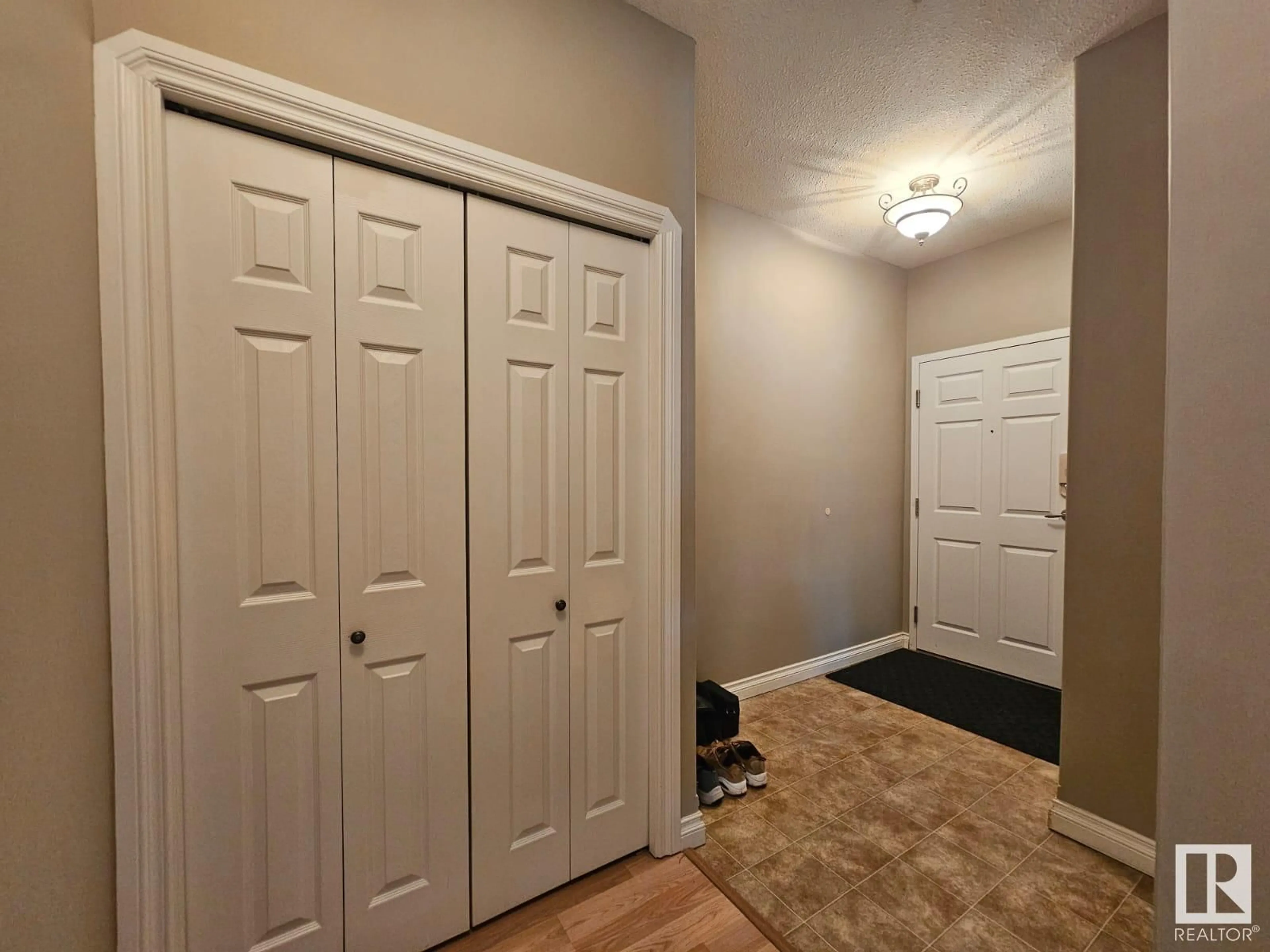 Indoor entryway for ##101 4128 47 ST, Drayton Valley Alberta T7A0A9