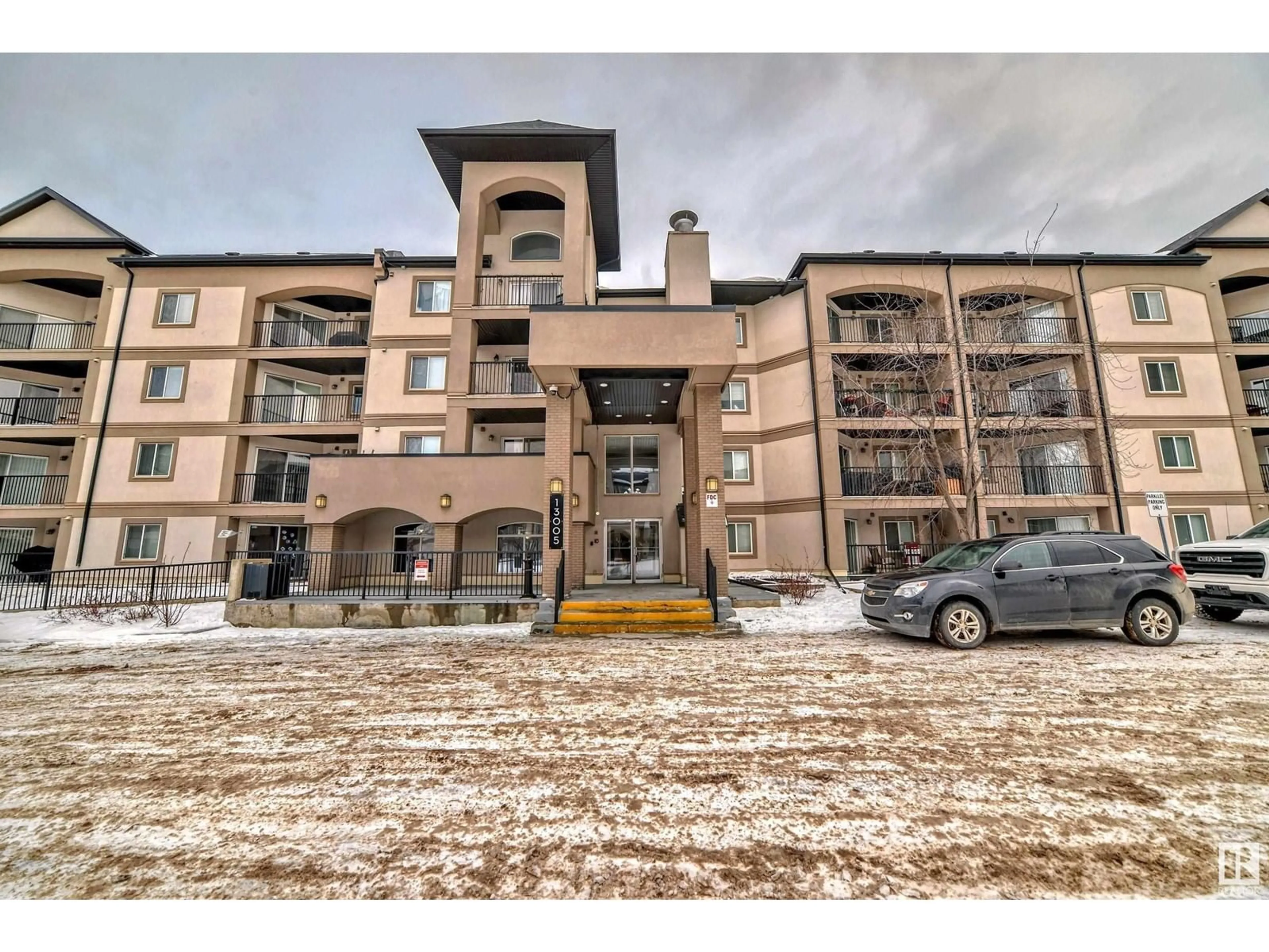 Indoor foyer for #104 13005 140 AV NW, Edmonton Alberta T6V1X1