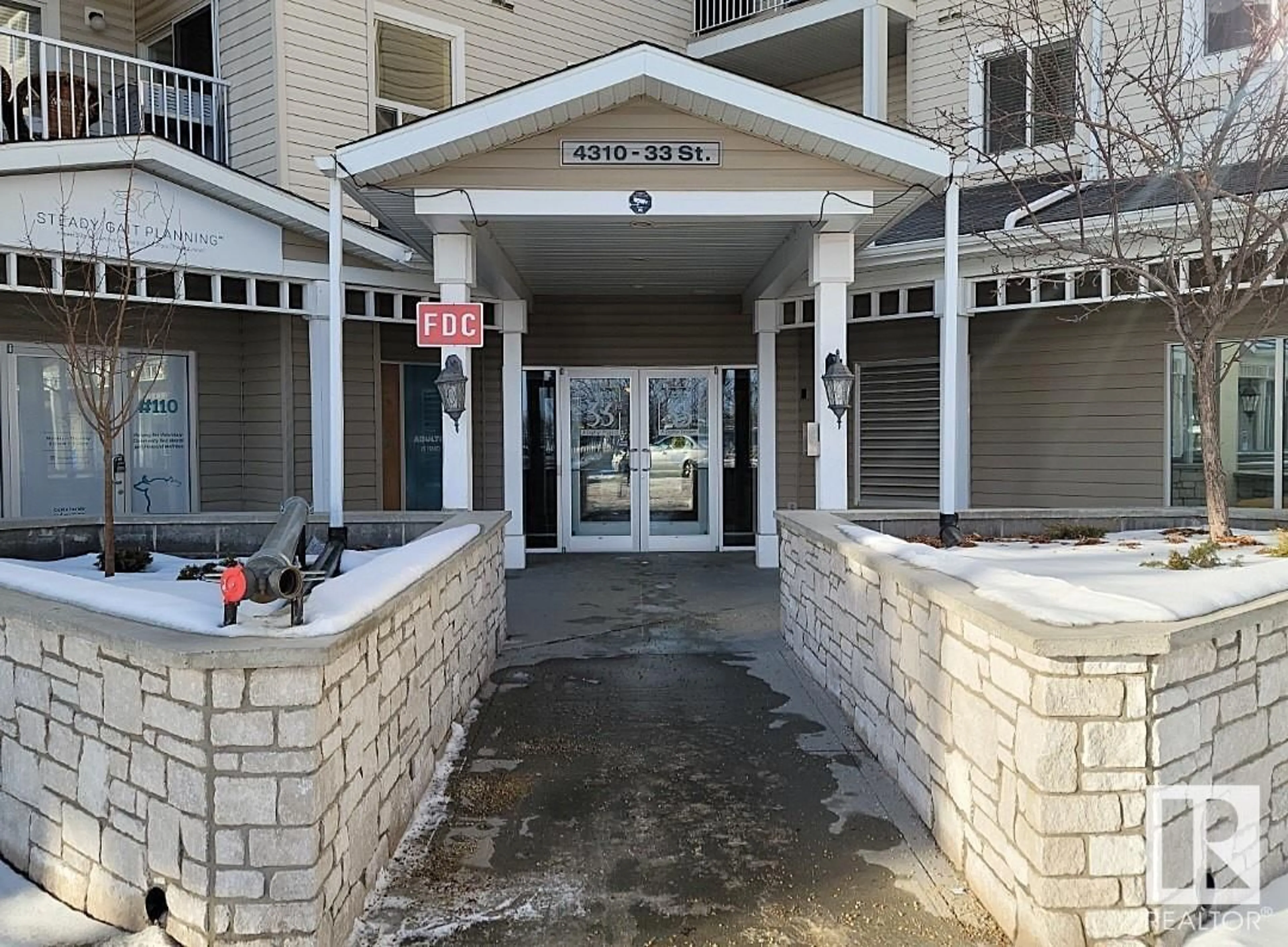 Indoor foyer for #109 4310 33 ST, Stony Plain Alberta T7Z0A8