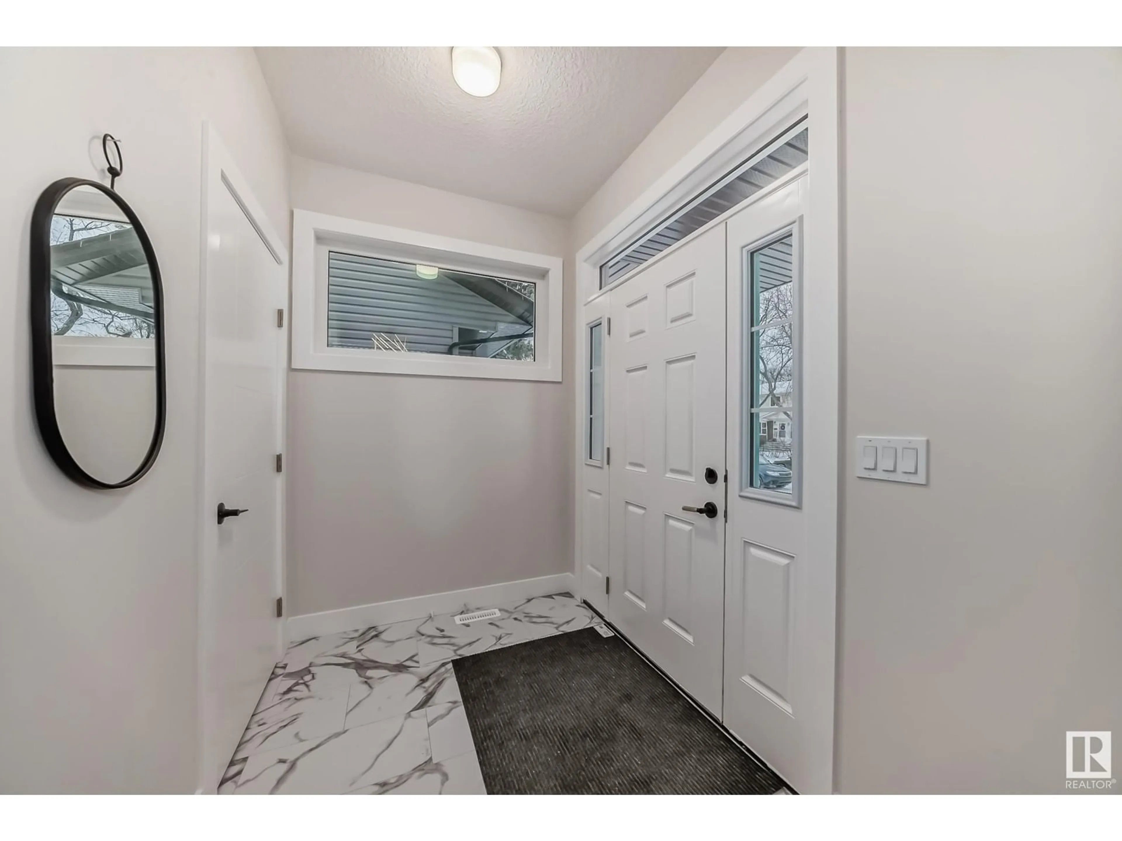 Indoor entryway for 11217 125 ST NW, Edmonton Alberta T5M0M6